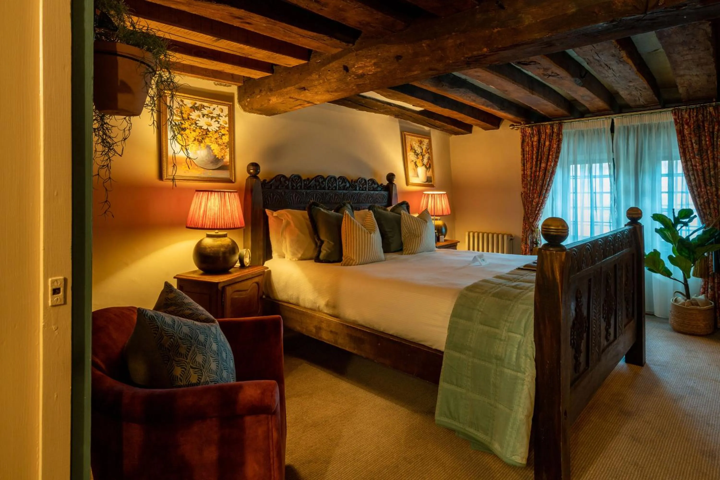 Bed in The George Inn & Plaine