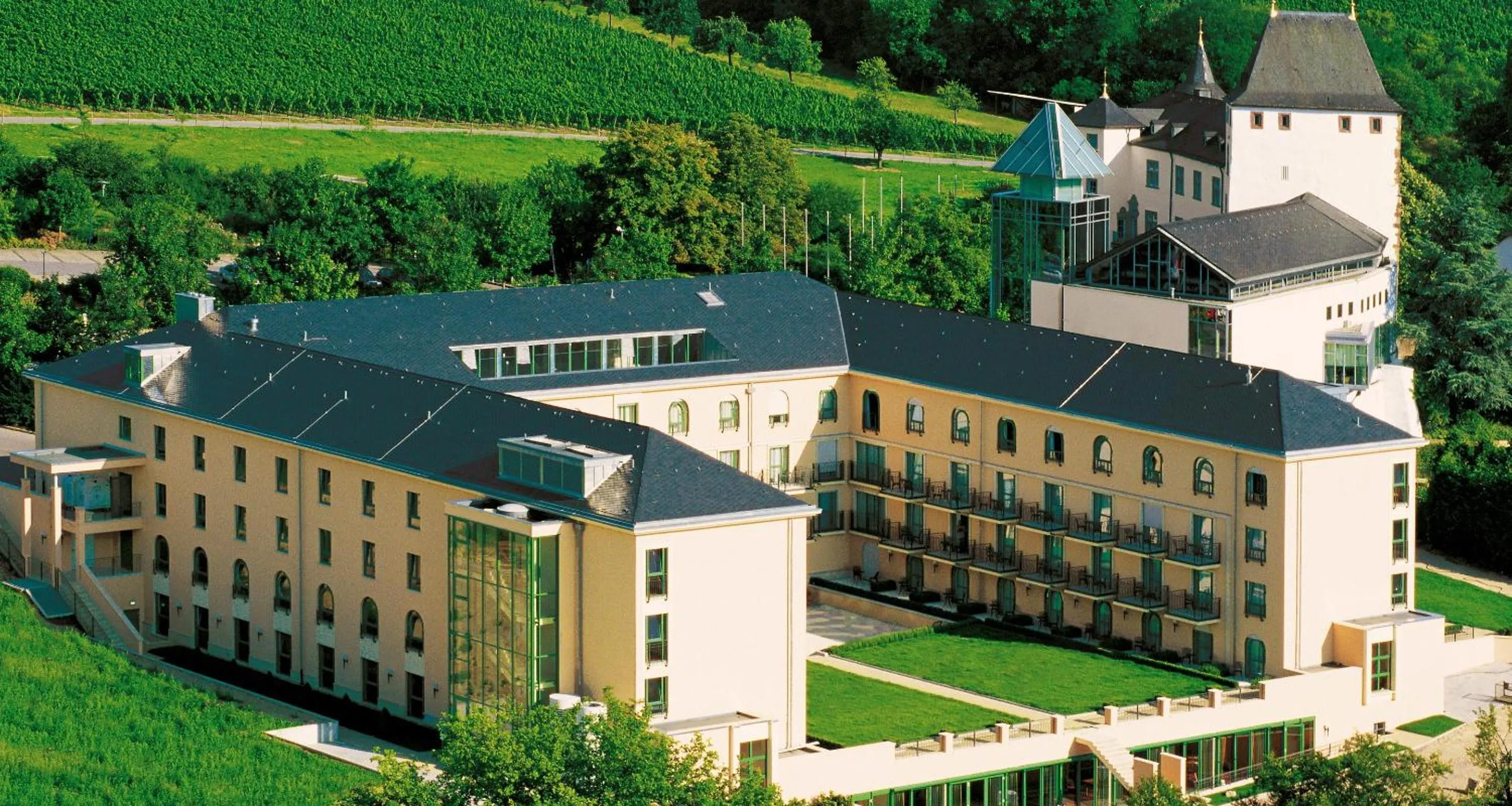 Property building in Victor's Residenz-Hotel Schloss Berg