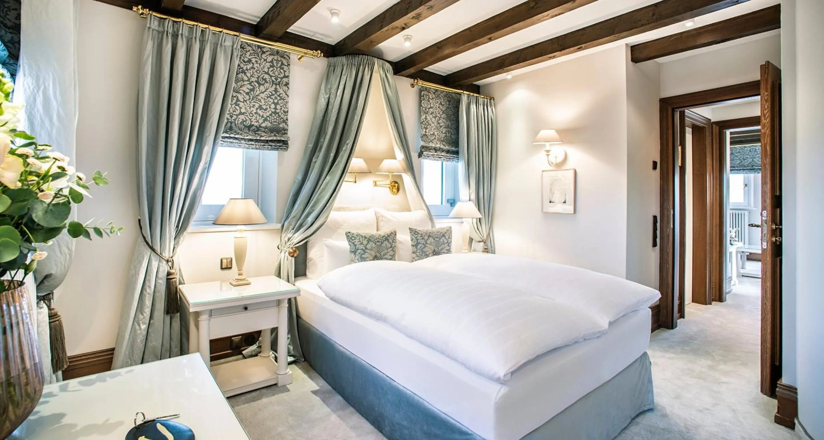 Photo of the whole room, Bed in Victor's Residenz-Hotel Schloss Berg