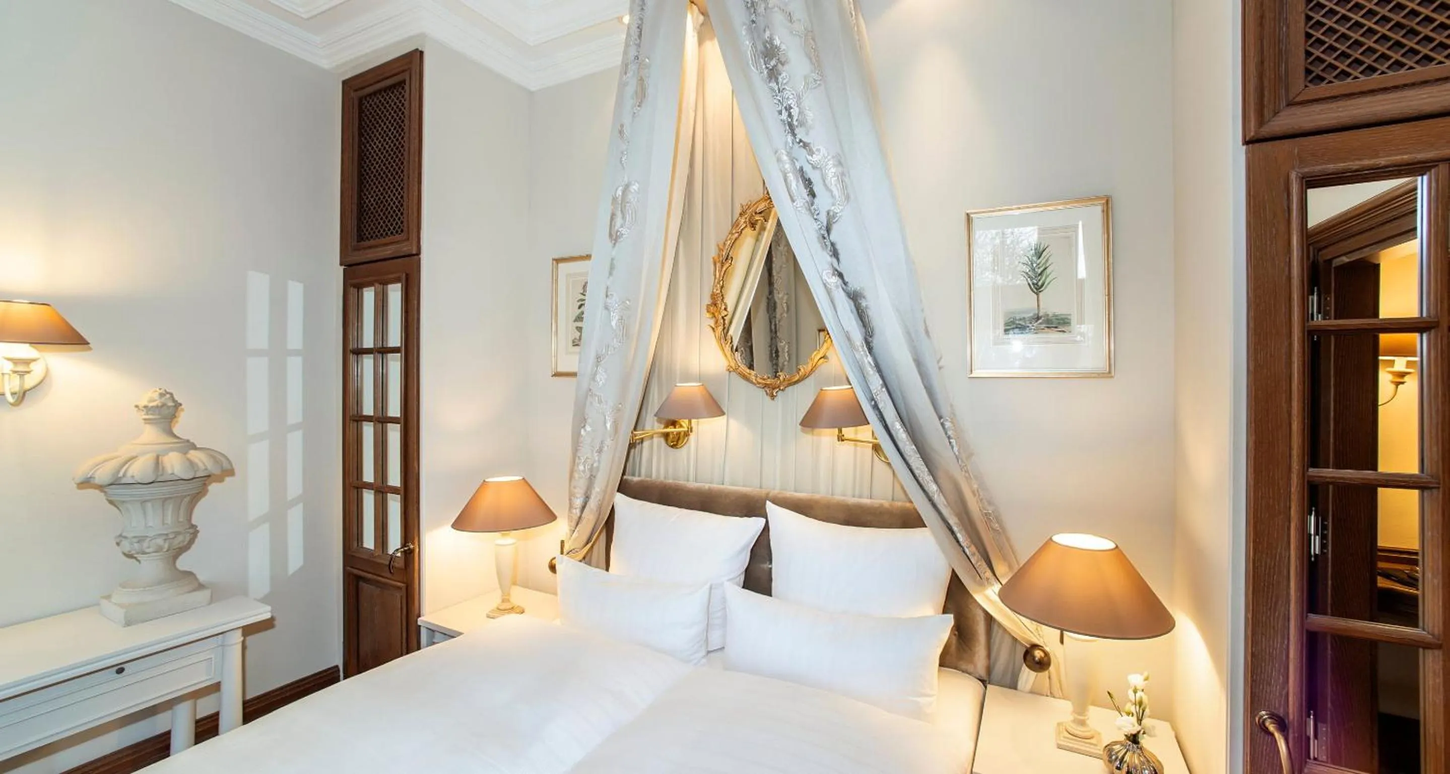 Bed in Victor's Residenz-Hotel Schloss Berg