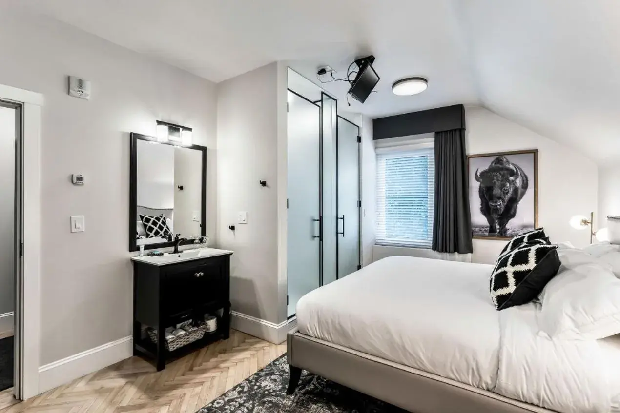 King Room in The Inn on Officers' Garden King Room in The Inn on Officers' Garden