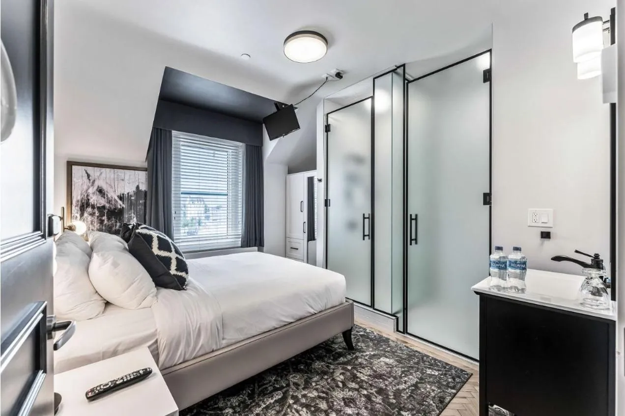 Photo of the whole room, Bed in The Inn on Officers' Garden