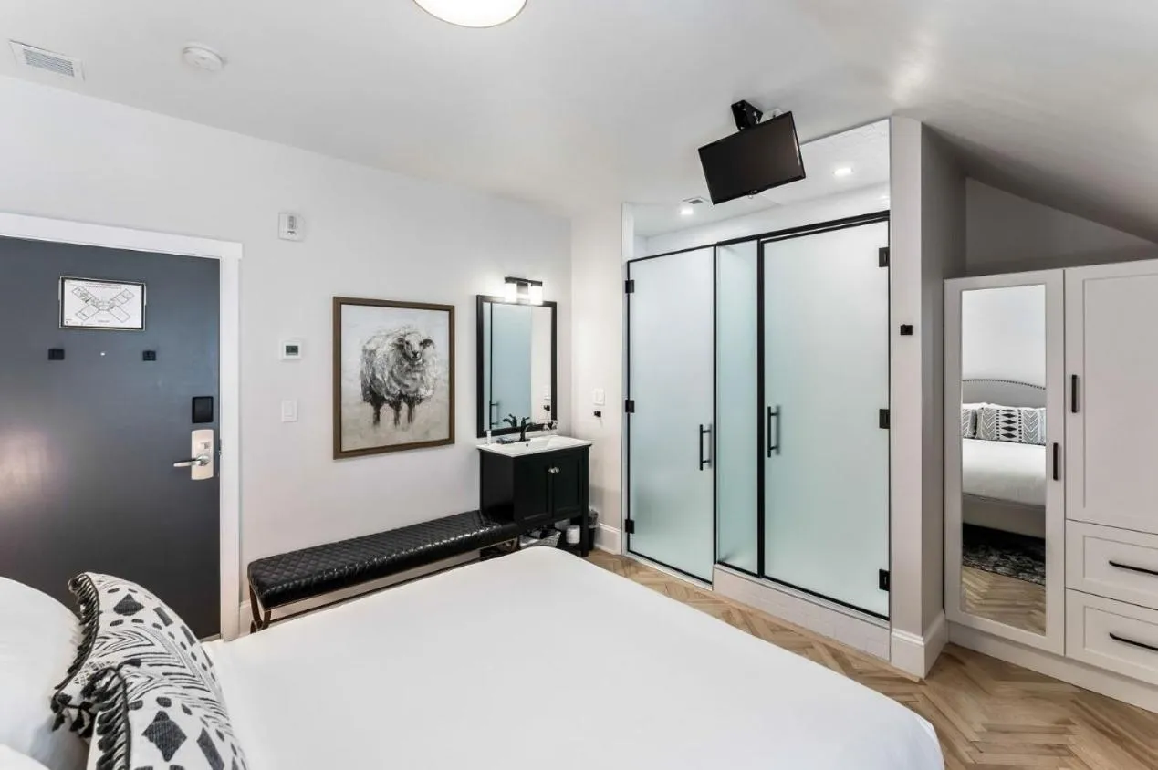 Photo of the whole room, Bed in The Inn on Officers' Garden