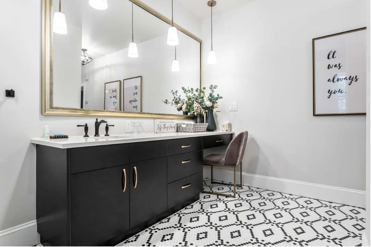 Bathroom in The Inn on Officers' Garden