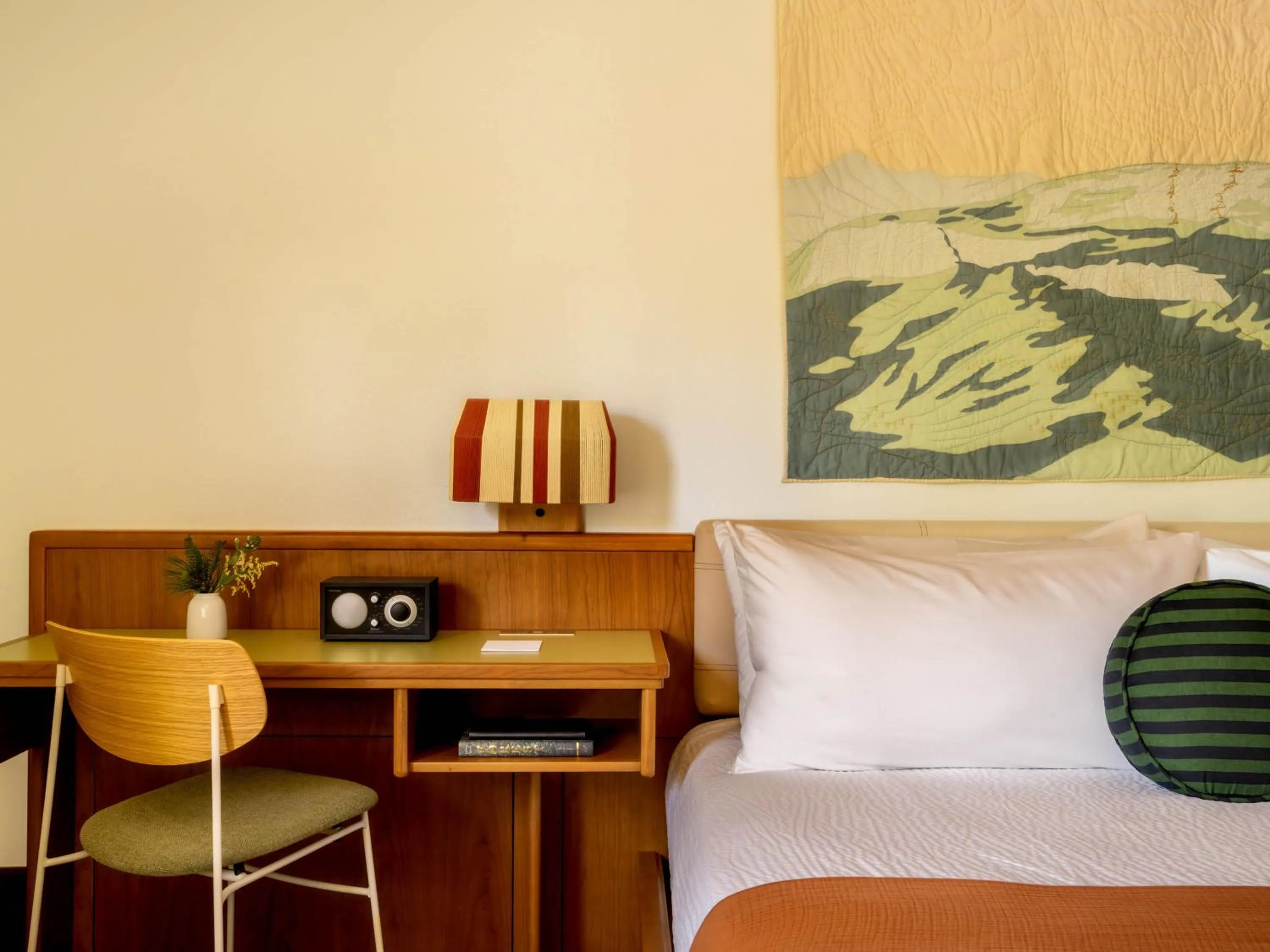 Bed in Highlands Inn Lodge