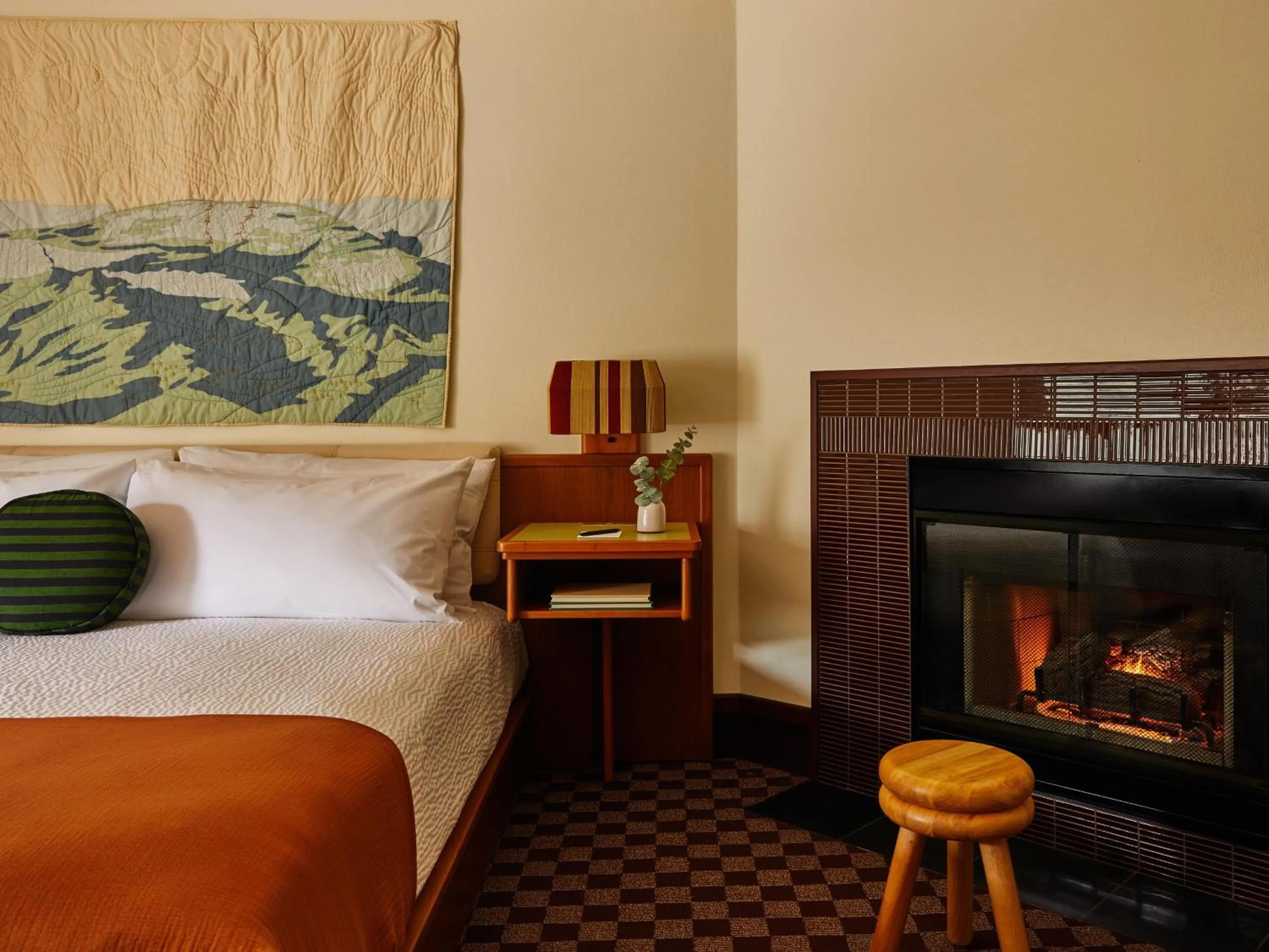 fireplace, Bed in Trailborn Highlands