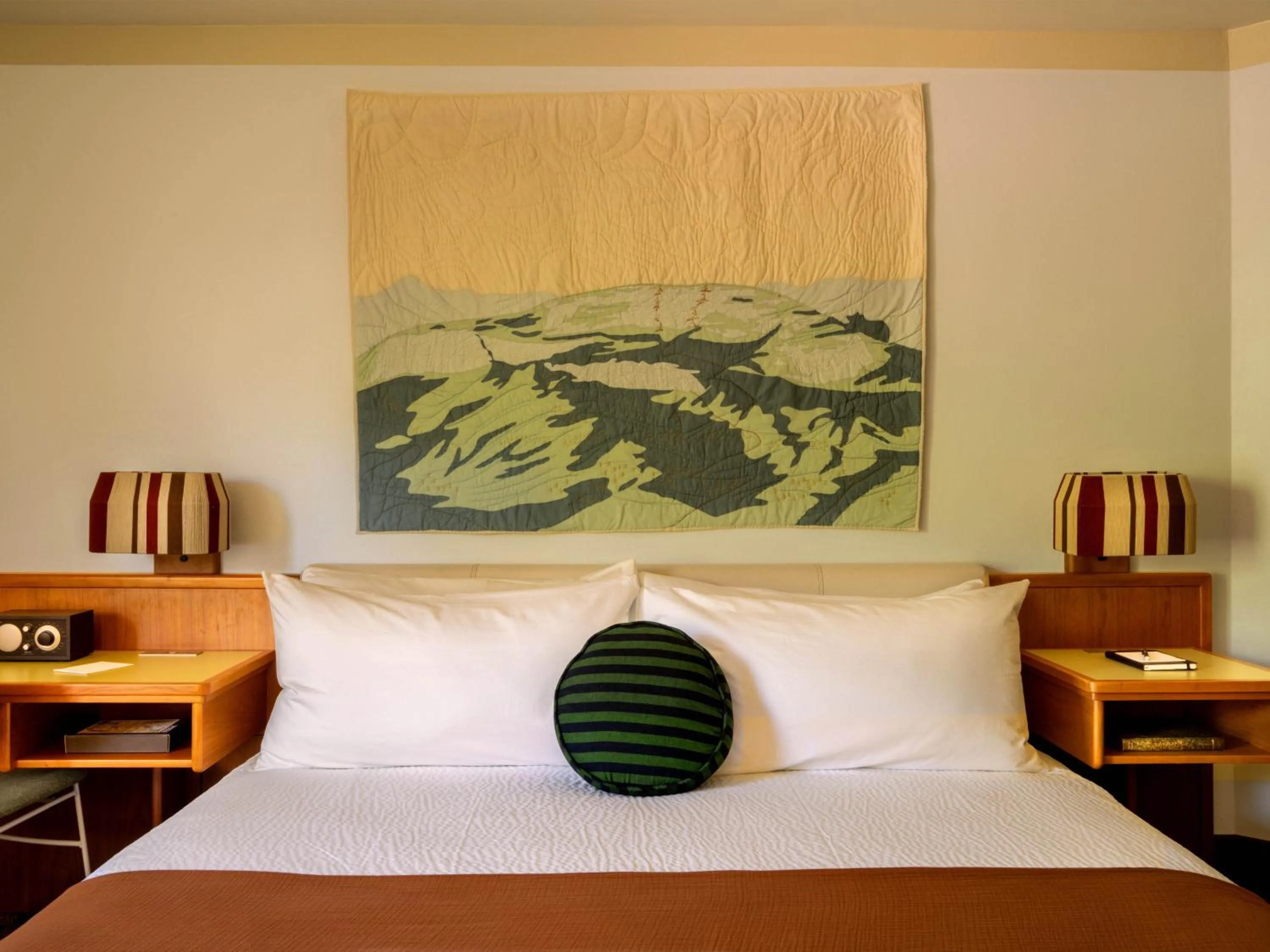 Bed in Highlands Inn Lodge