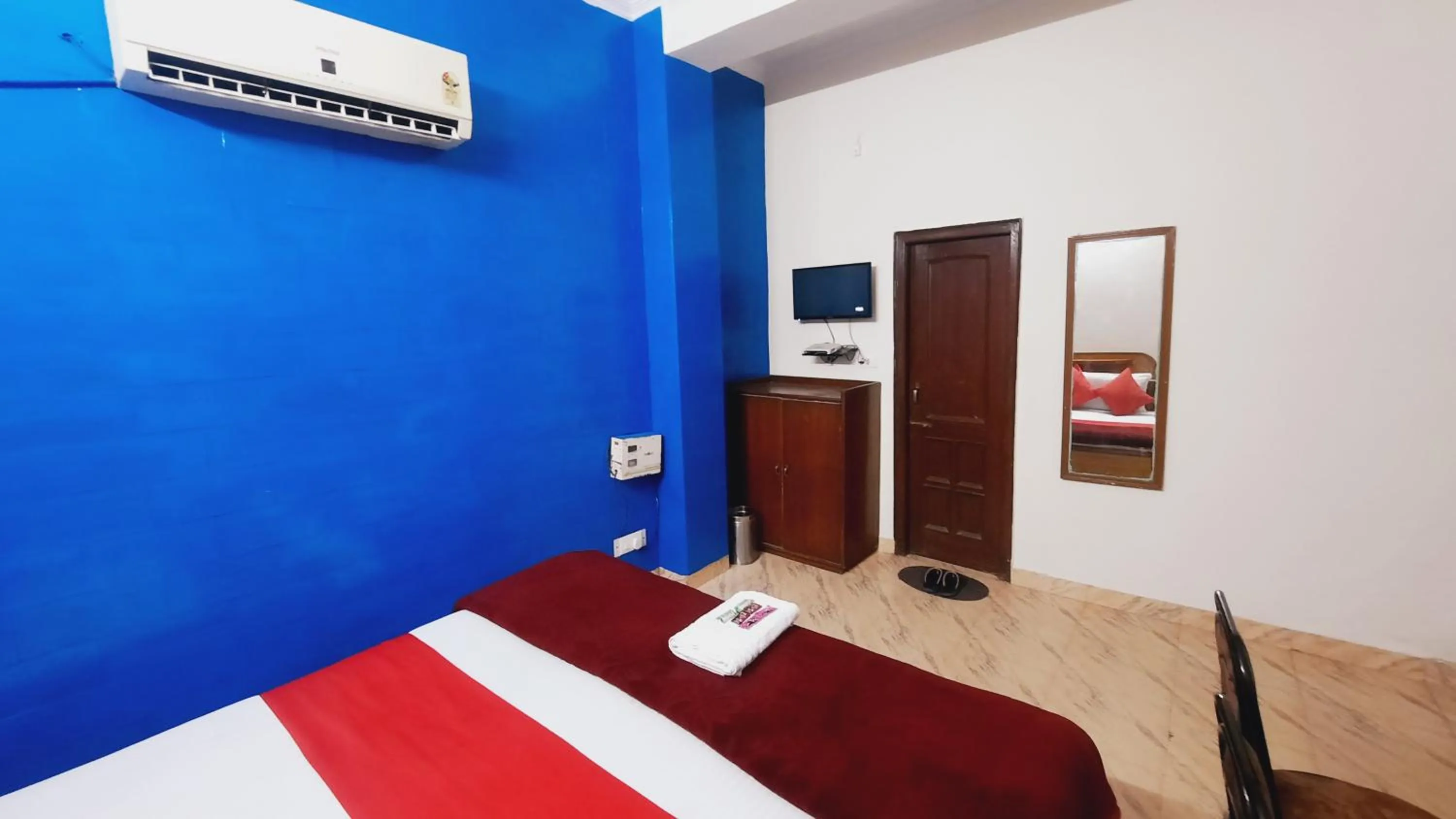 Bedroom in HOTEL HOLIDAY INN PARADISE