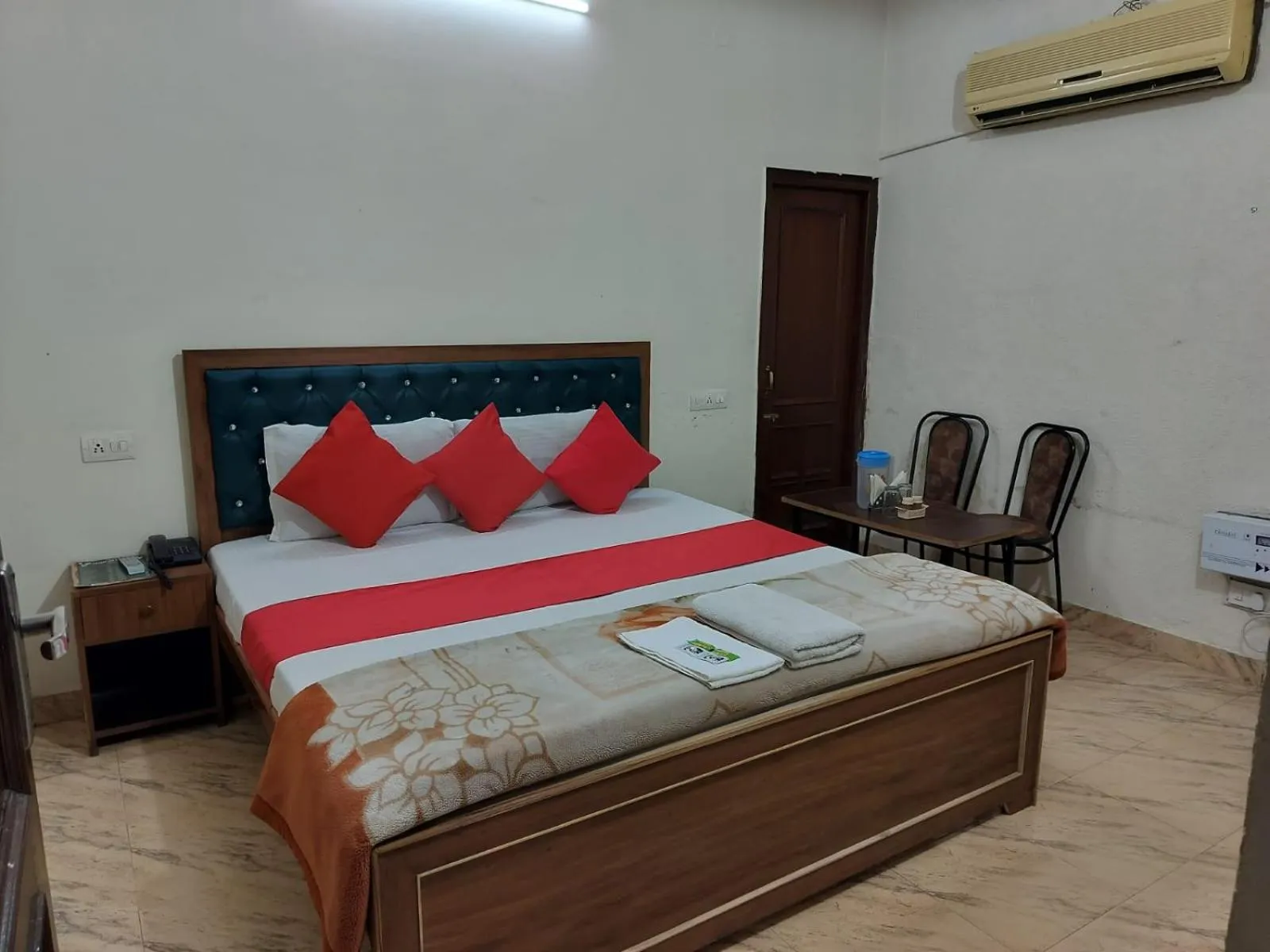 Bed in HOTEL HOLIDAY INN PARADISE