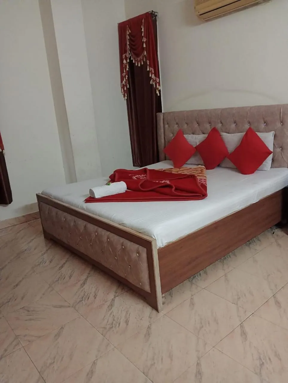 Bedroom in HOTEL HOLIDAY INN PARADISE