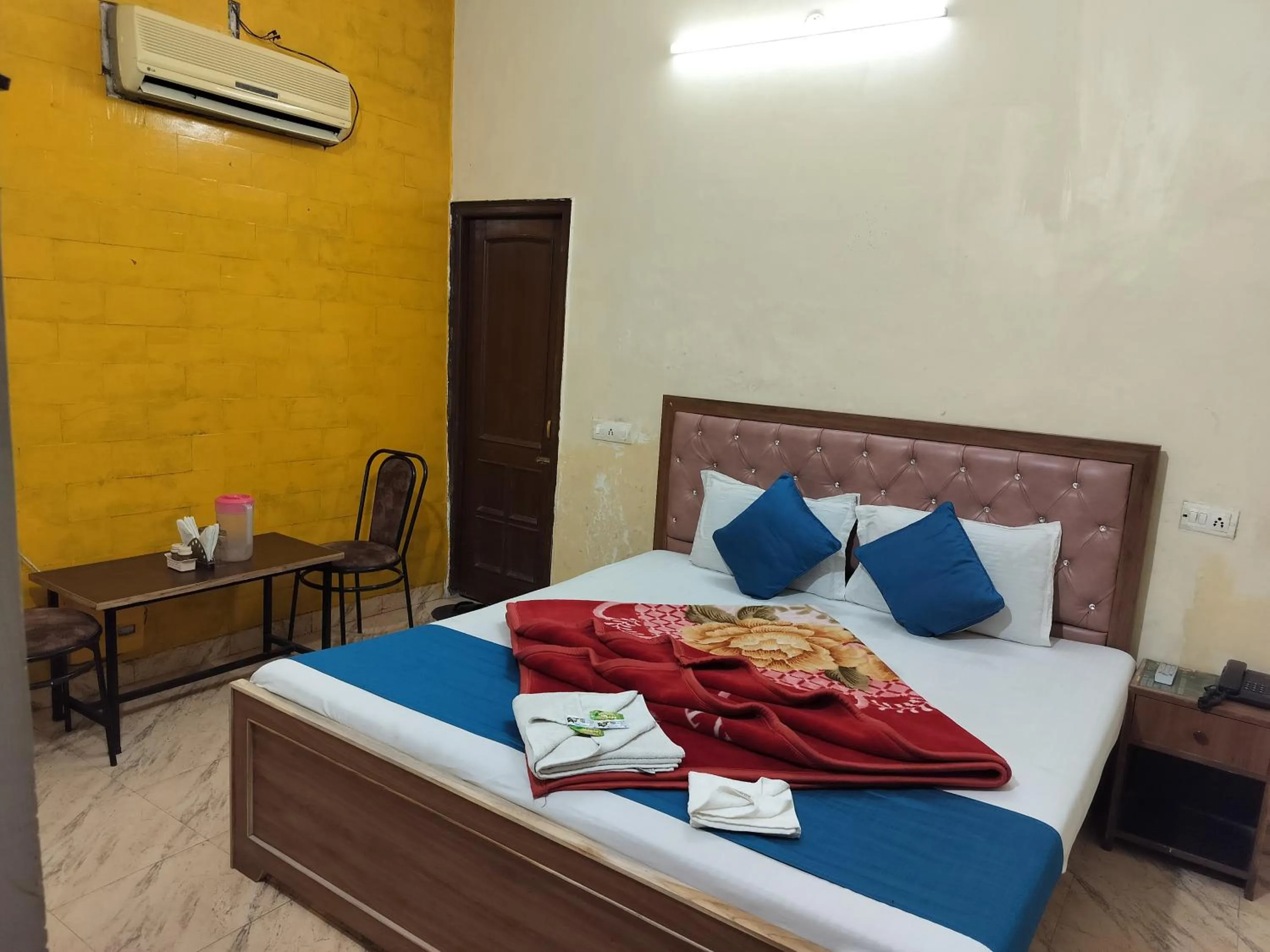 Bedroom in HOTEL HOLIDAY INN PARADISE