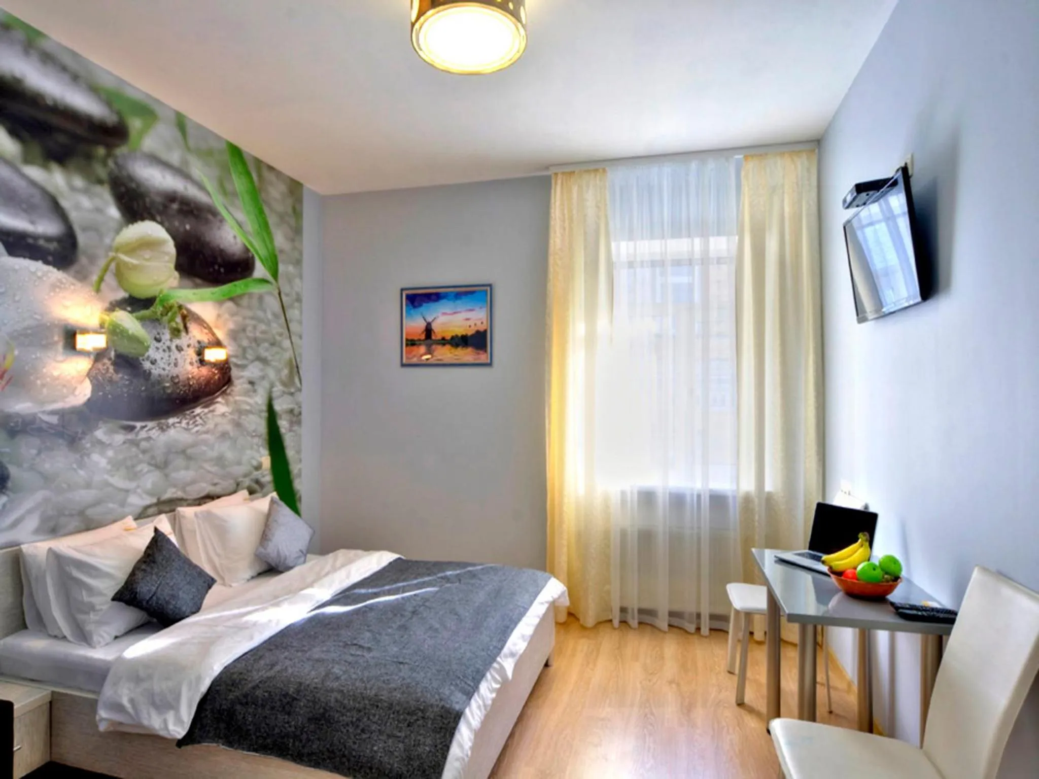 Photo of the whole room, Bed in Golden Gate Inn