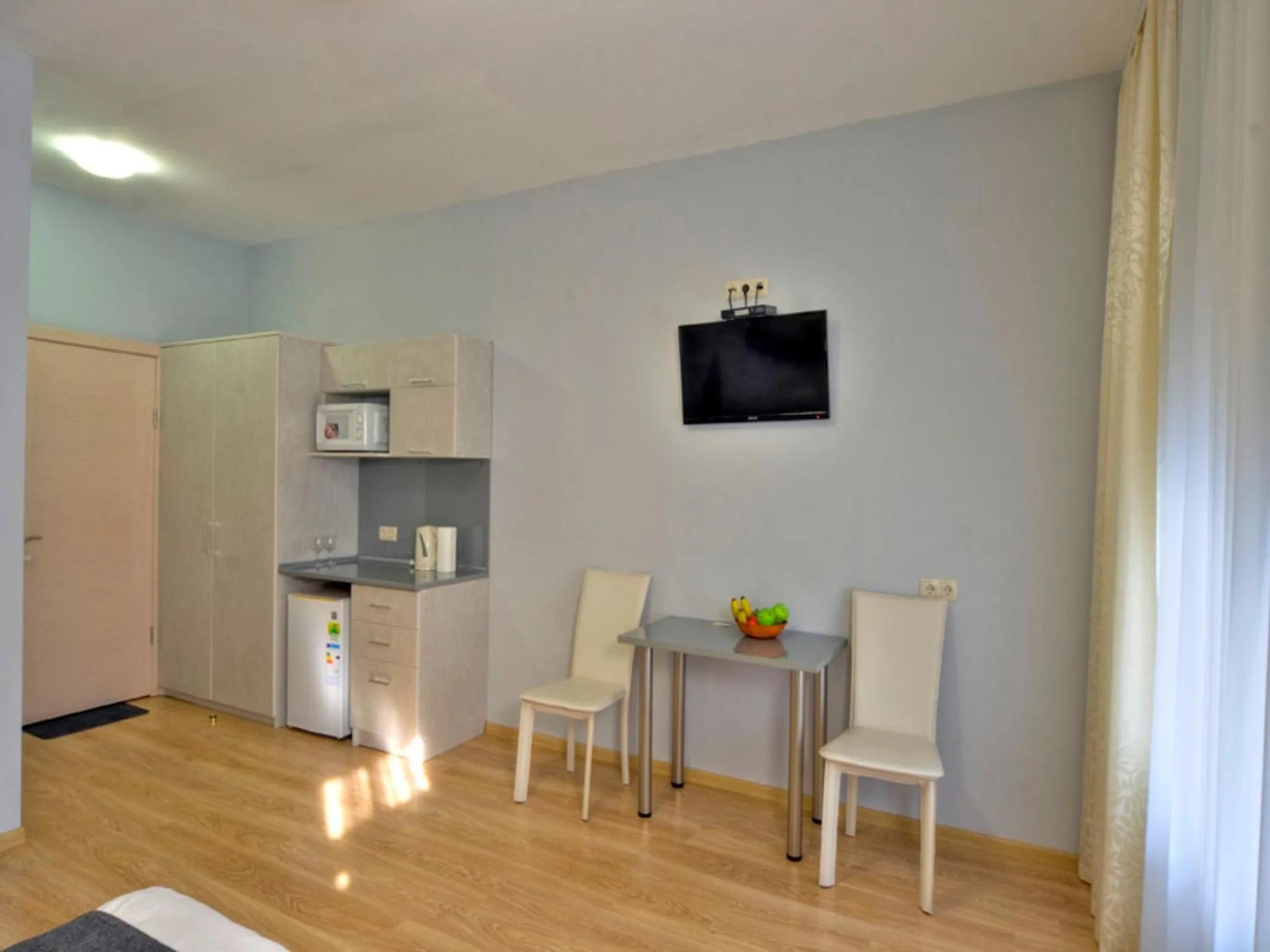 Photo of the whole room in Golden Gate Inn