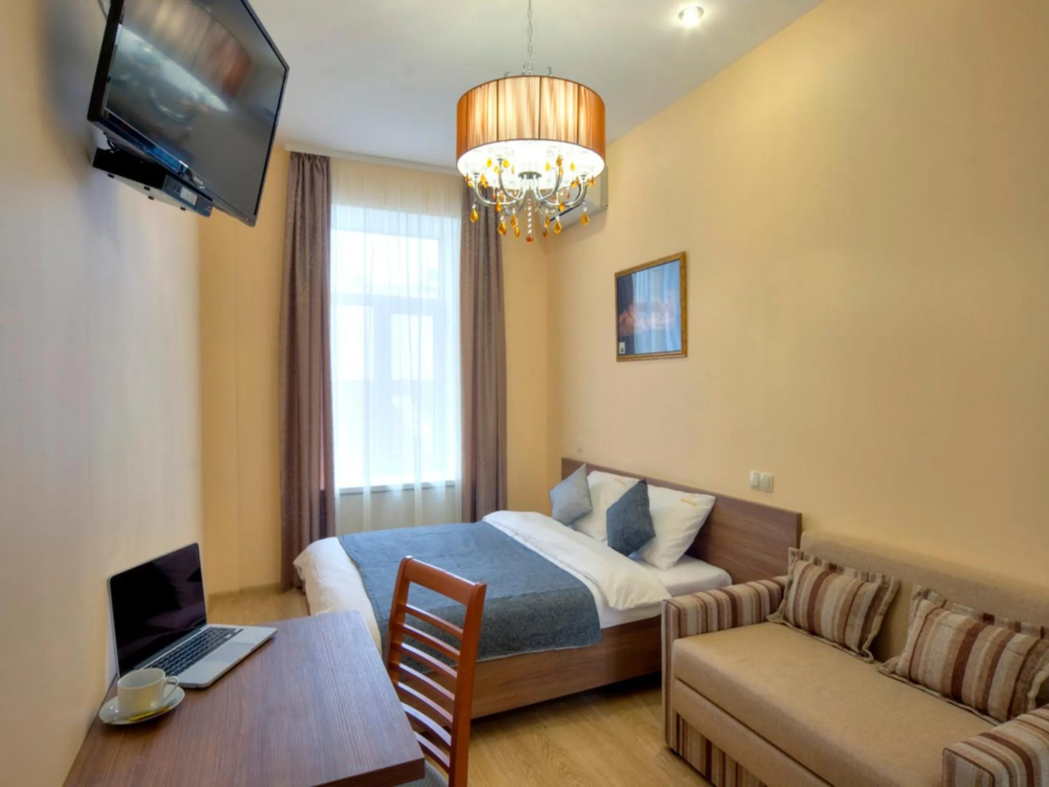 Photo of the whole room, Bed in Golden Gate Inn