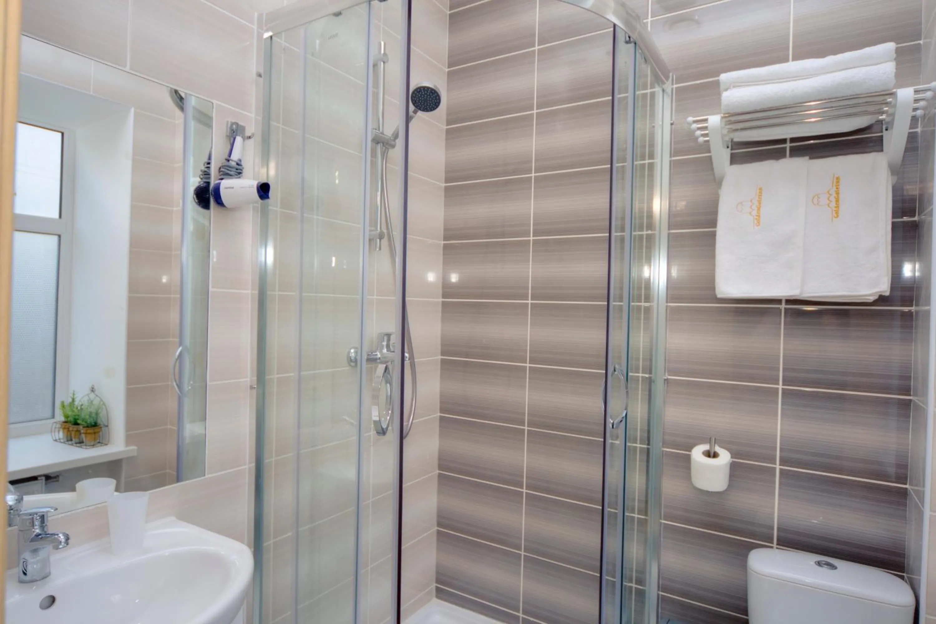 Shower in Golden Gate Inn