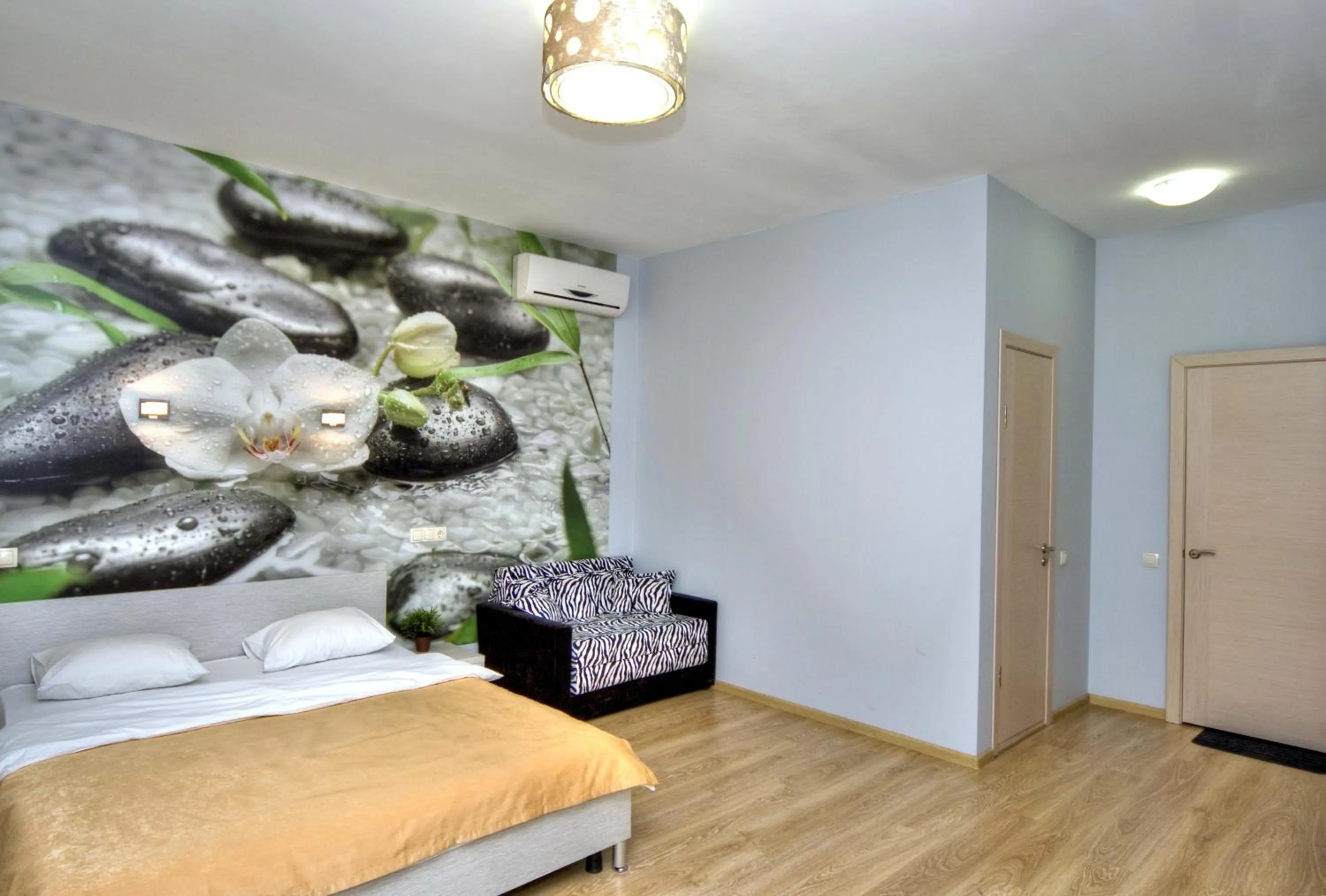 Photo of the whole room, Bed in Golden Gate Inn