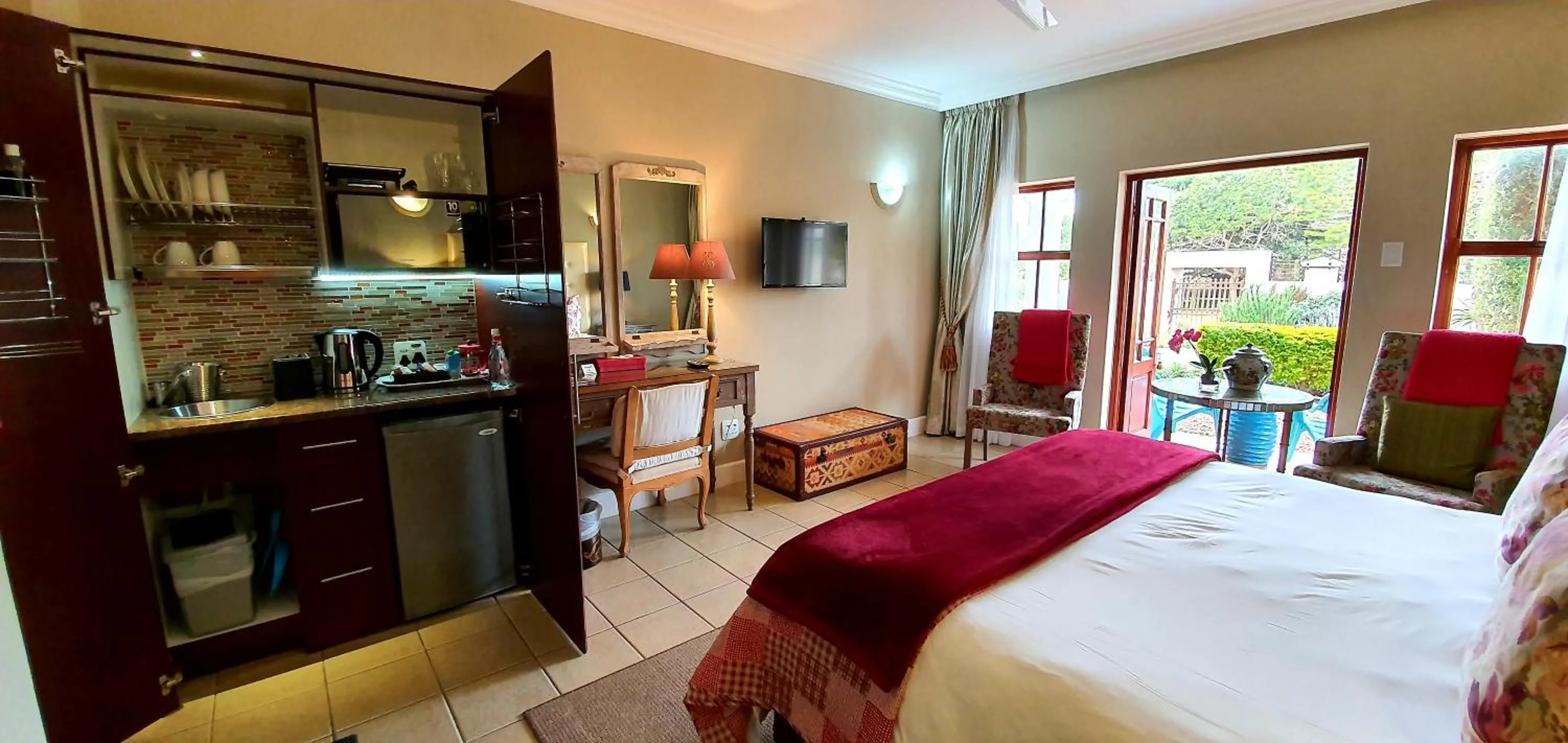 Coffee/tea facilities, Bed in The Mandyville Jeffreys Bay
