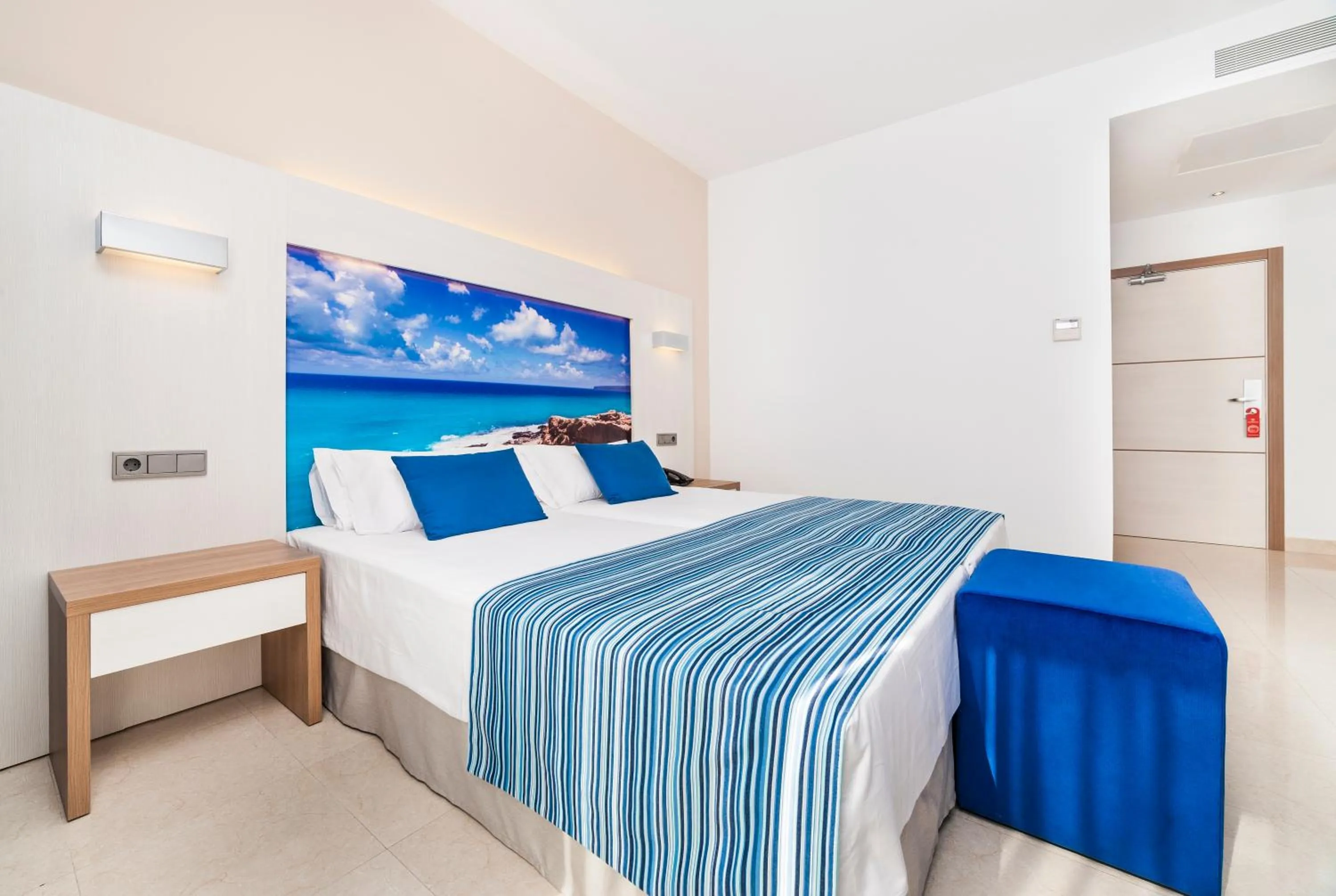 Photo of the whole room, Bed in Globales Playa Estepona