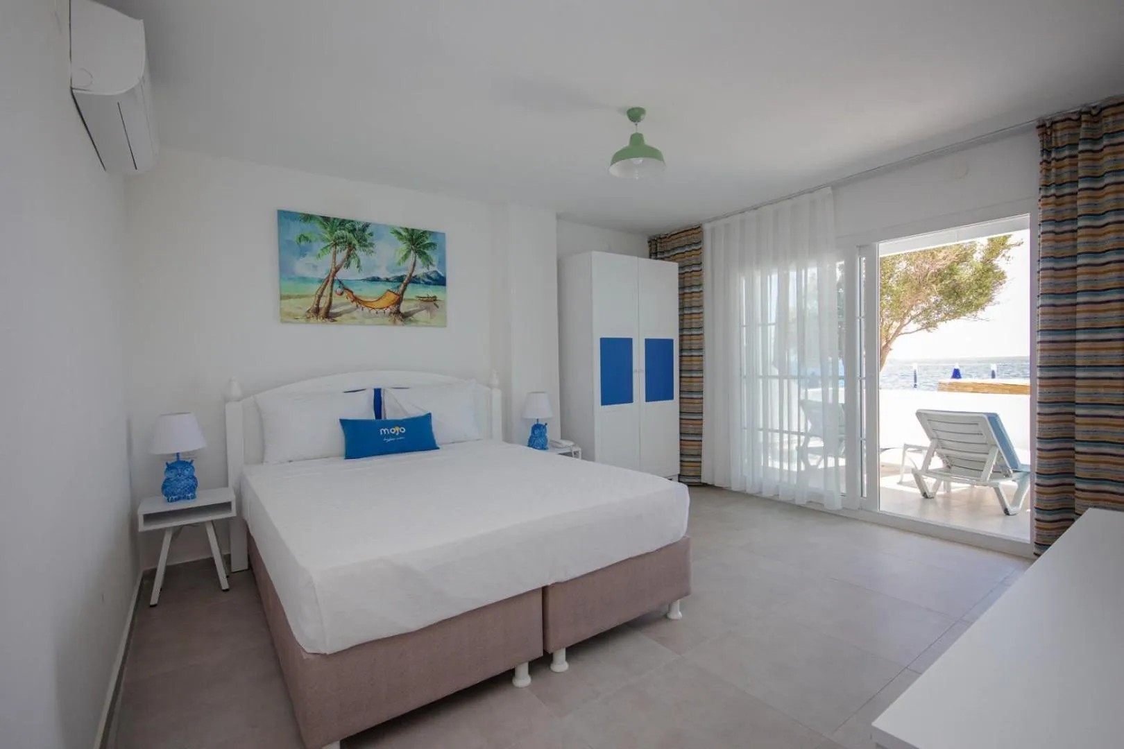 Bed in MOJO OTEL BEACH