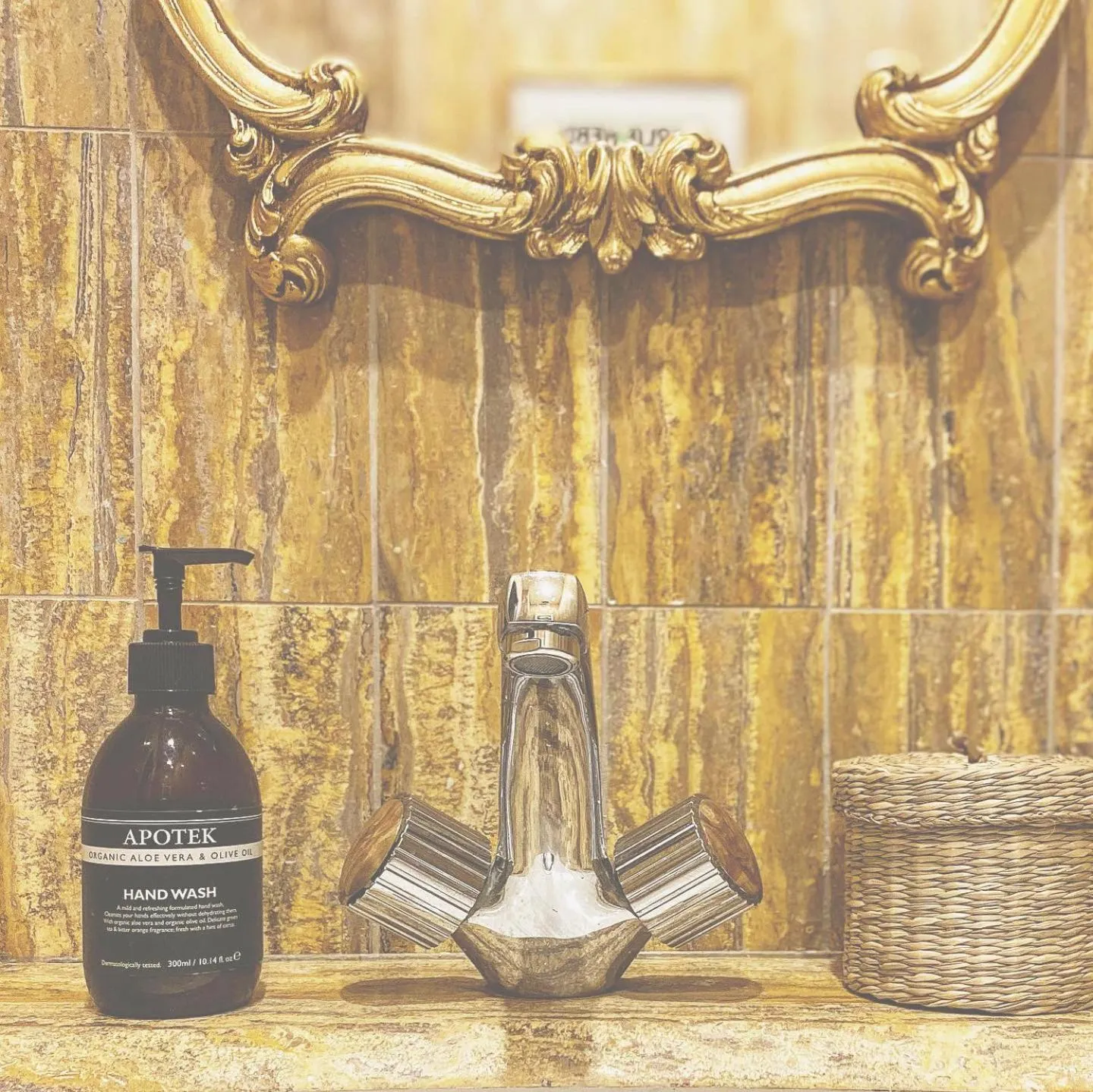 Toilet in La Maison de L' Ambassadeur Carcassonne B&B