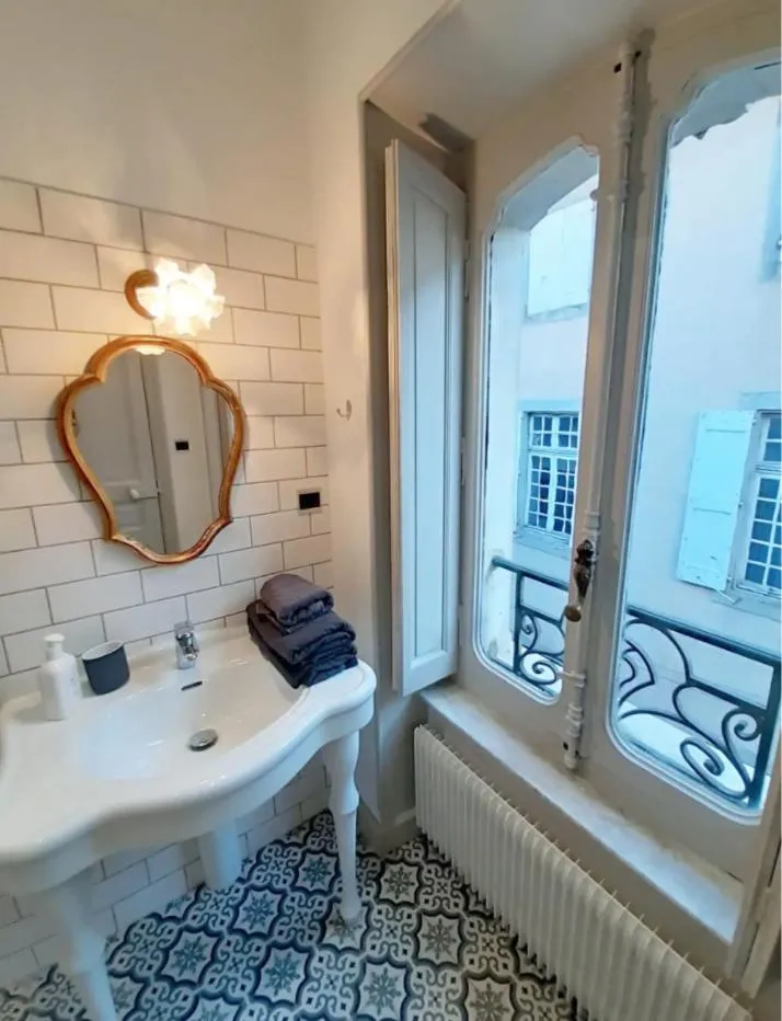 Bathroom in La Maison de L' Ambassadeur Carcassonne B&B