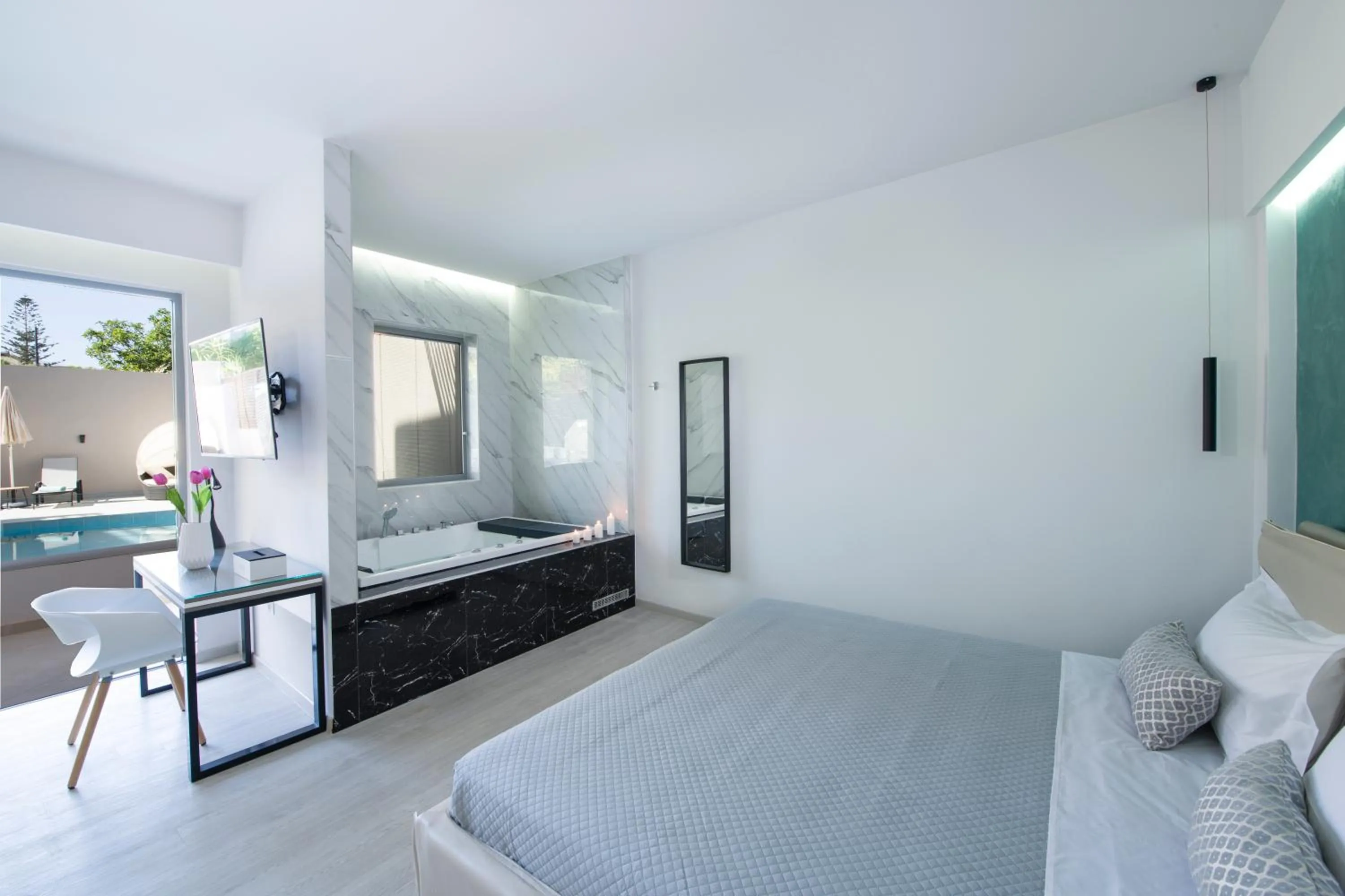 Hot Tub, Bed in xSuites Hotel