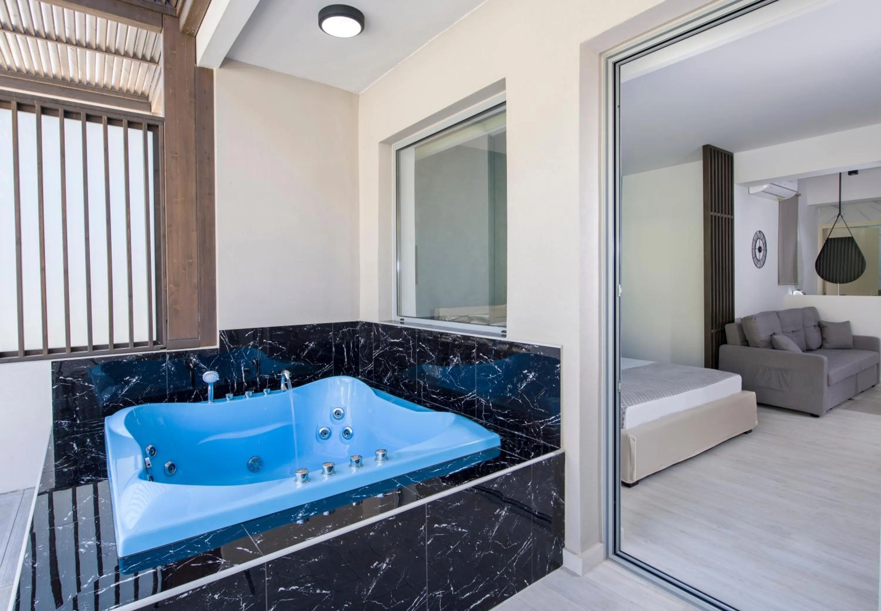 Hot Tub, Bed in xSuites Hotel