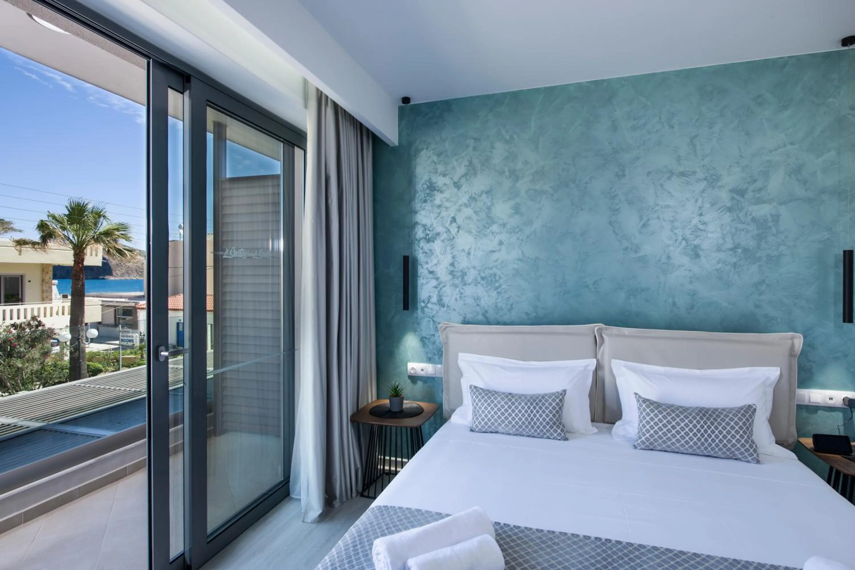 View (from property/room), Bed in xSuites Hotel