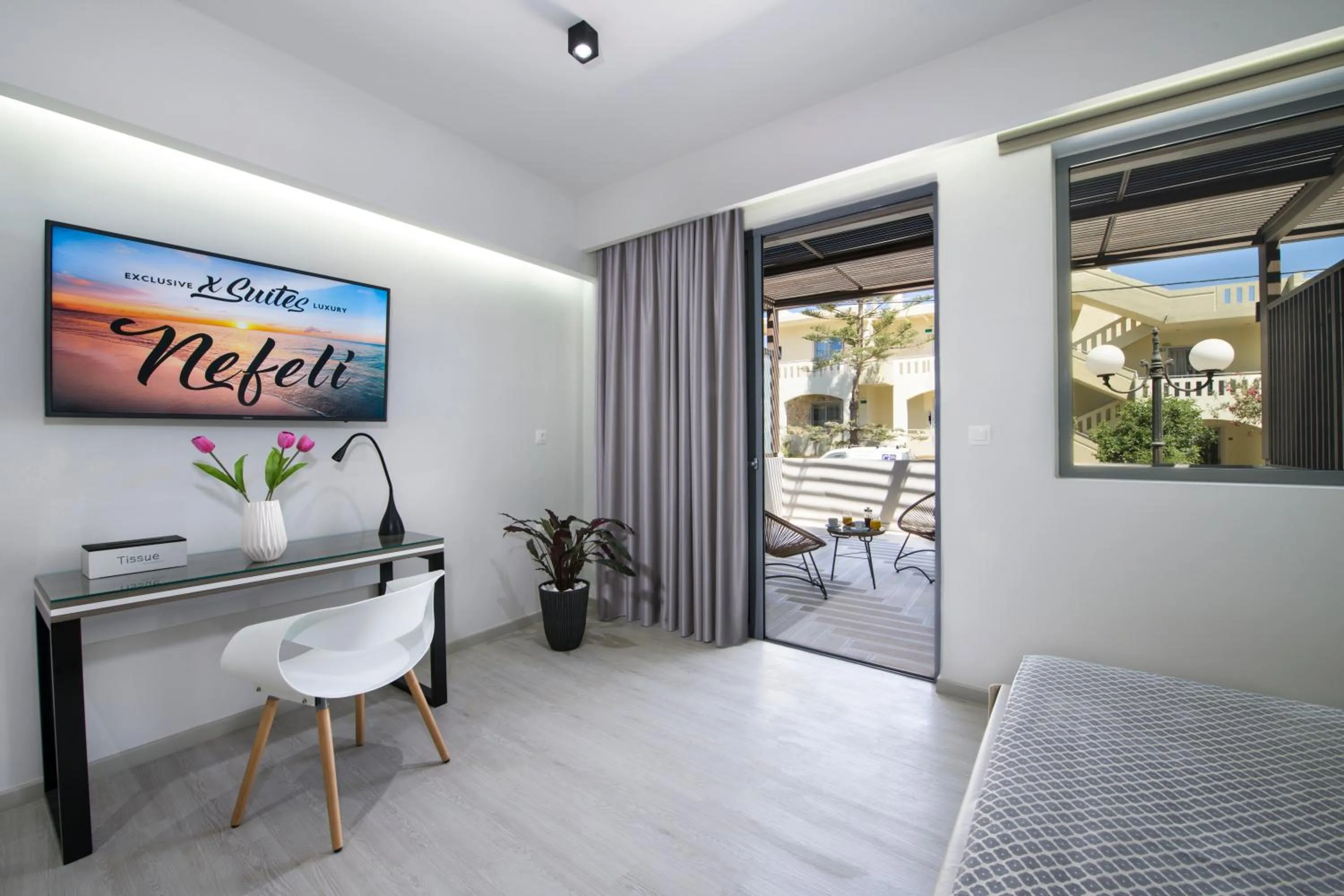 Seating area, Bed in xSuites Hotel