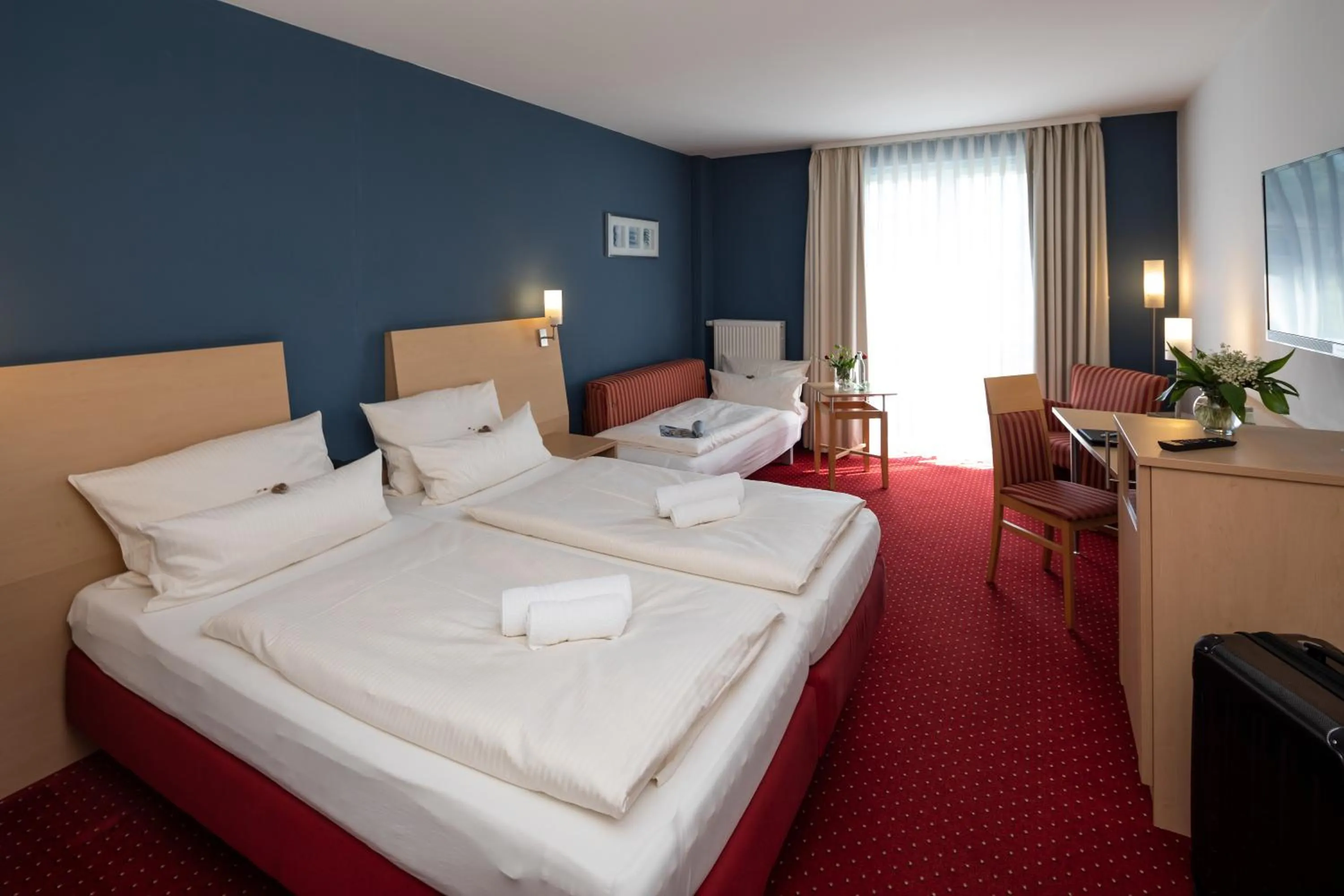 Photo of the whole room, Bed in Hotel Mainpromenade ***S