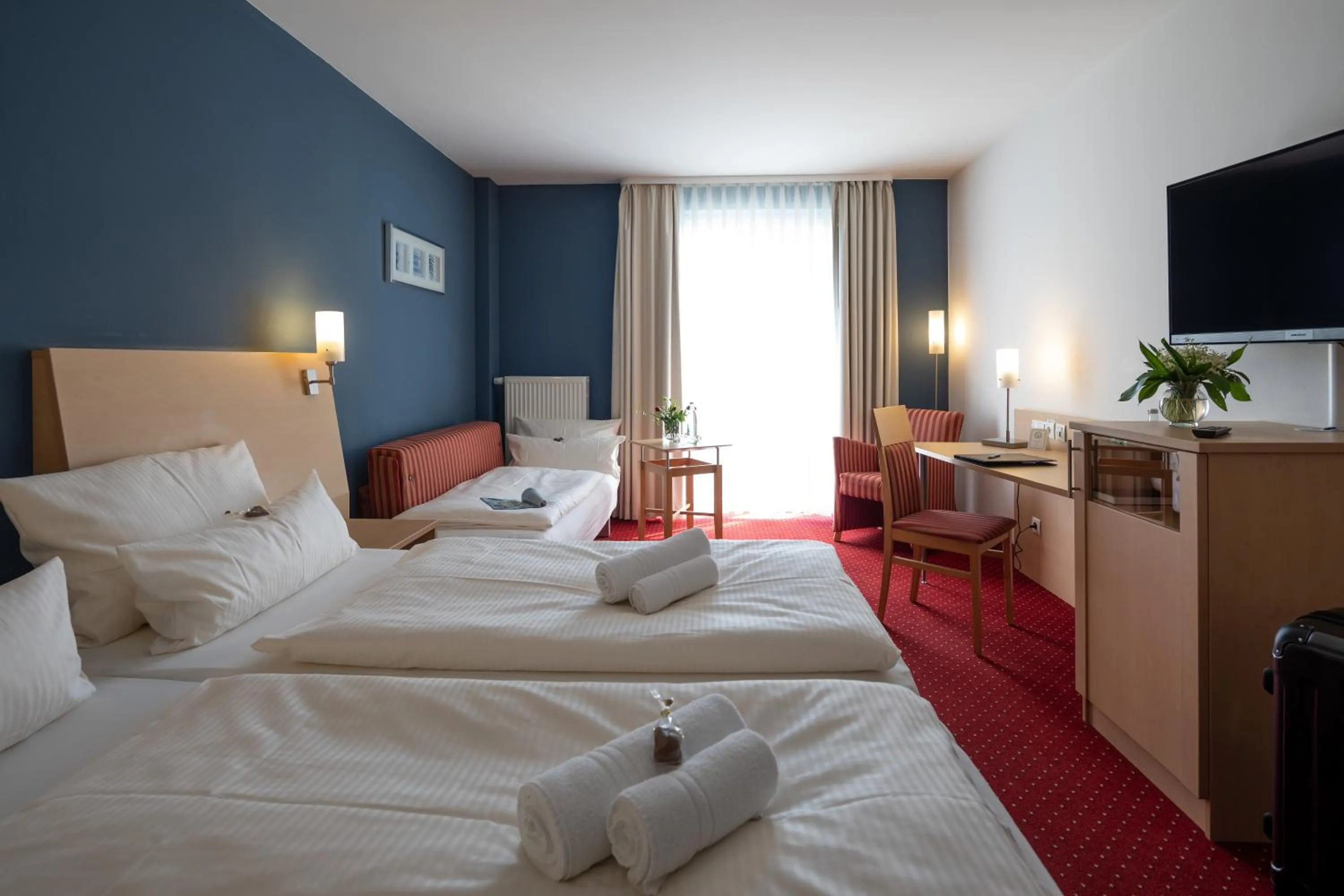 Photo of the whole room, Bed in Hotel Mainpromenade ***S