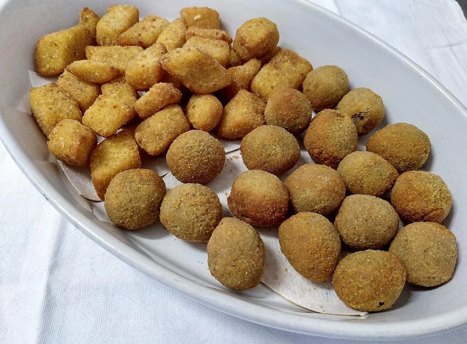 Restaurant/places to eat in Hotel Ristorante Il Grillo