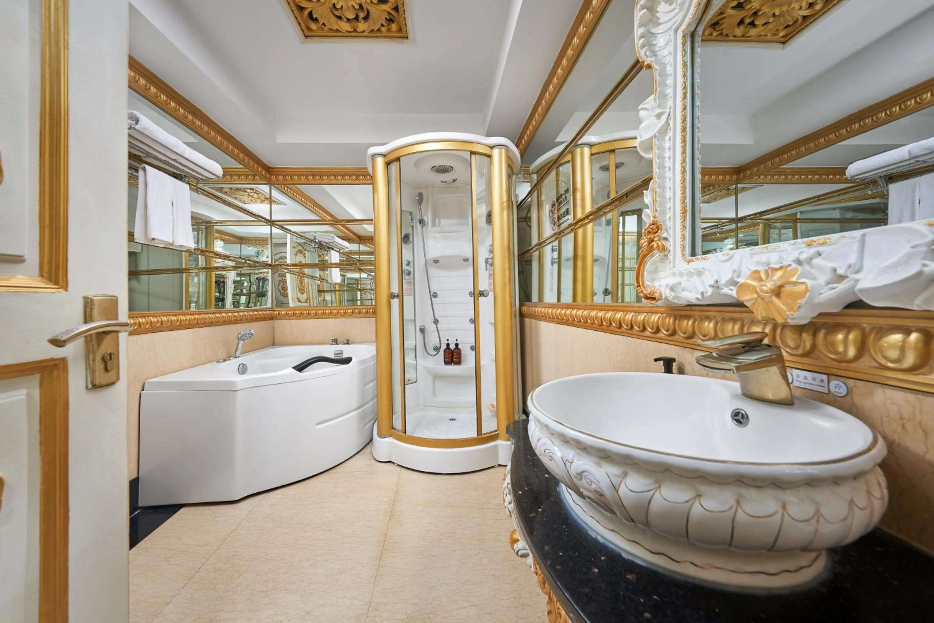 Shower in Nanyang King's Gate Hotel--Free Shuttle Service to Canton Fair