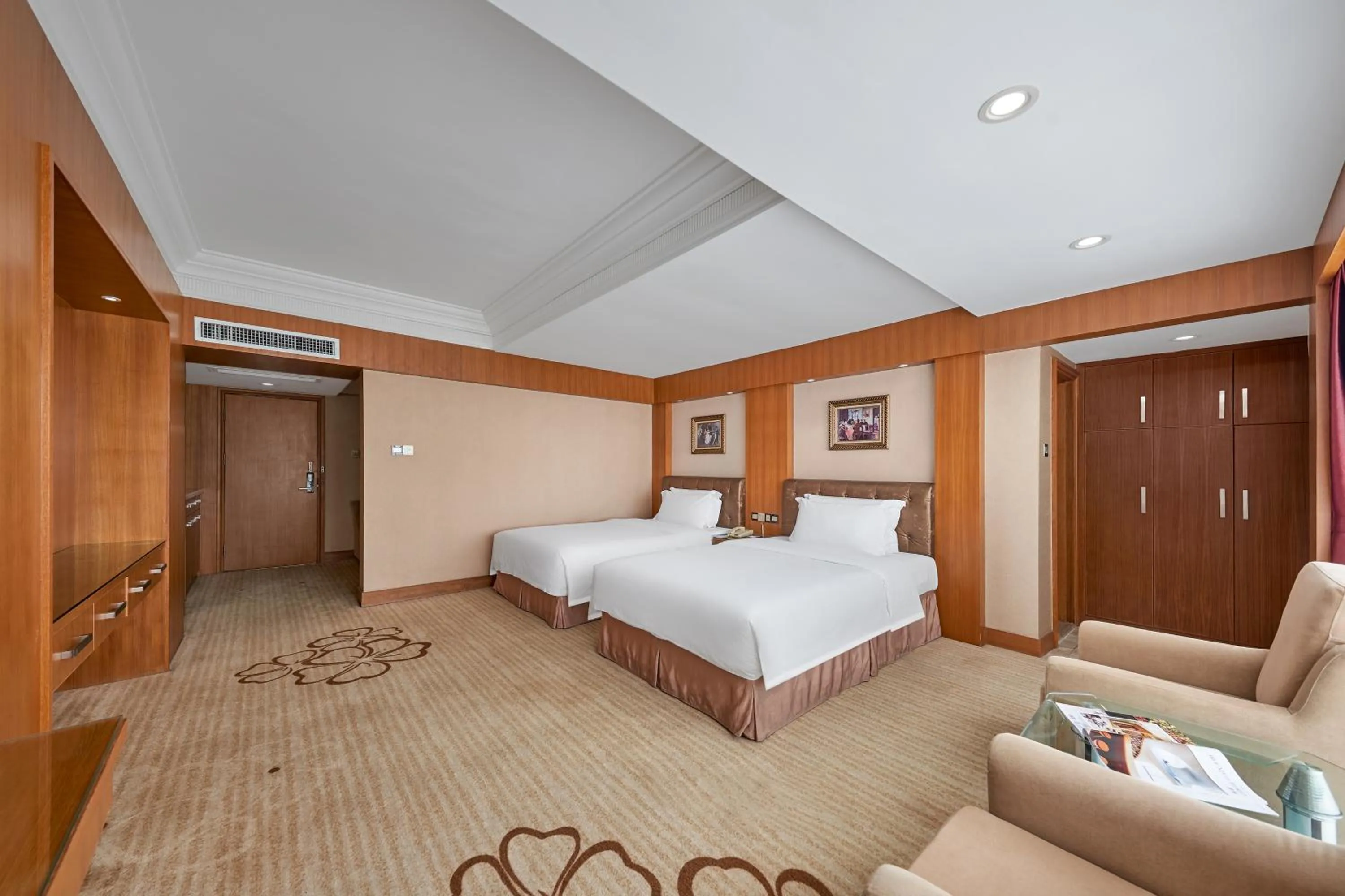 Photo of the whole room, Bed in Nanyang King's Gate Hotel--Free Shuttle Service to Canton Fair
