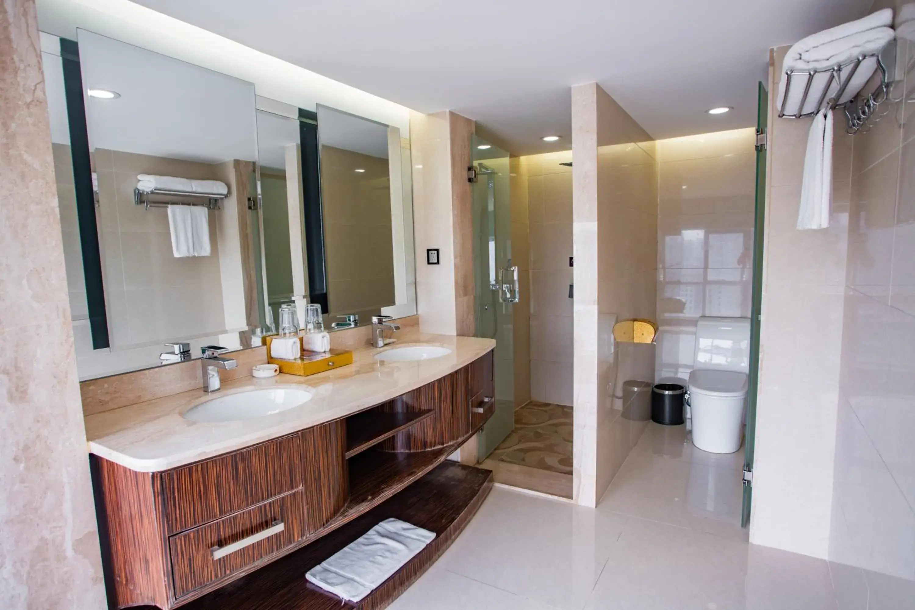 Executive Suite in Nanyang King's Gate Hotel--Free Shuttle Service to Canton Fair Executive Suite in Nanyang King's Gate Hotel--Free Shuttle Service to Canton Fair
