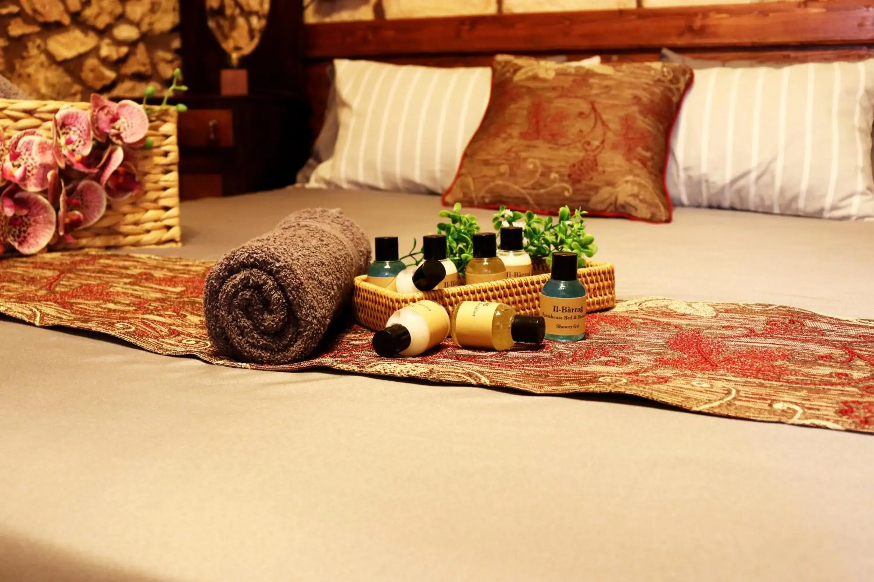 Deluxe Double Room with Shower in Il-Bàrraġ Farmhouse B&B - Gozo Traditional Hospitality Deluxe Double Room with Shower in Il-Bàrraġ Farmhouse B&B - Gozo Traditional Hospitality