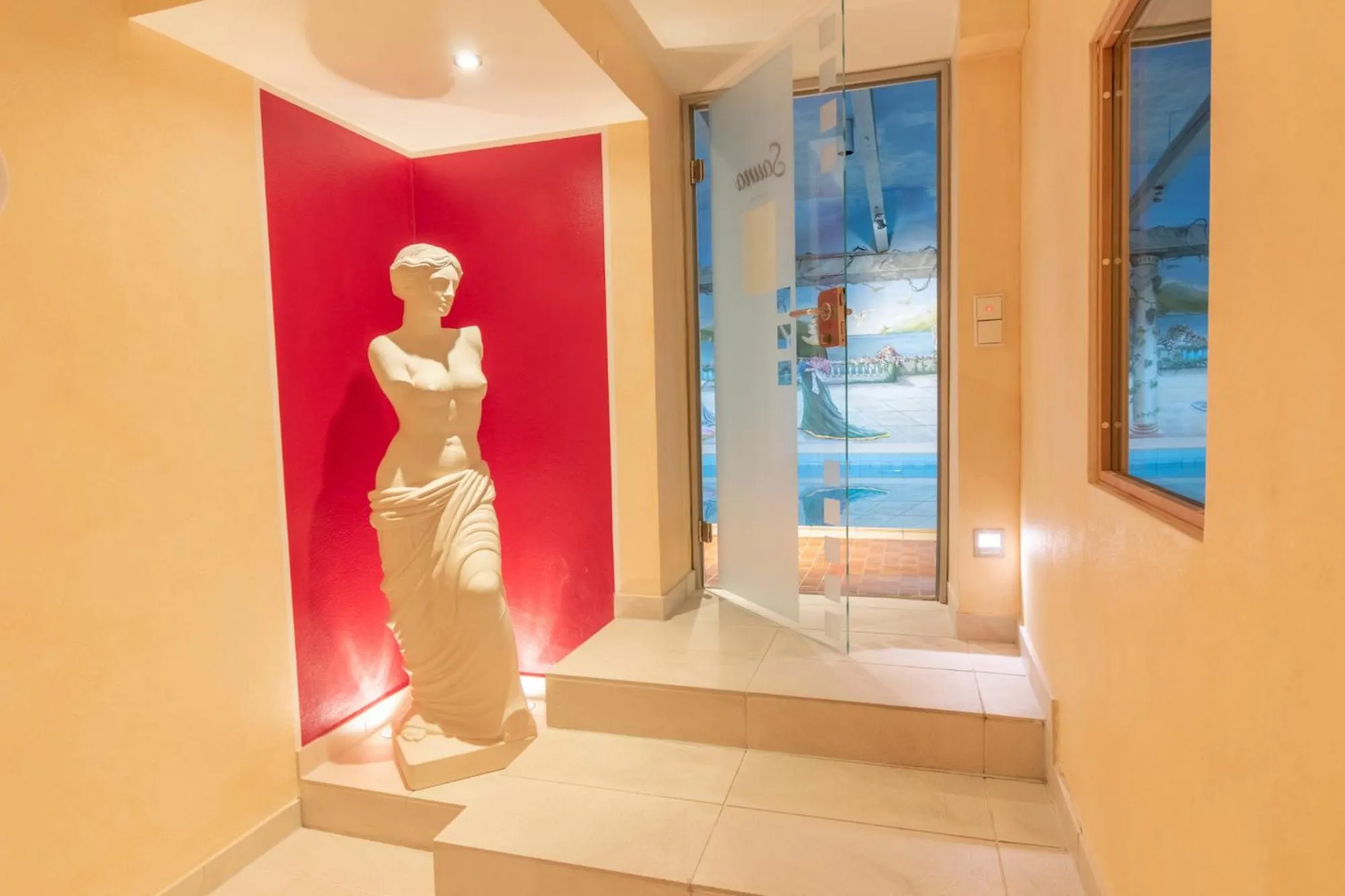 Swimming pool in Hotel am Schlosspark Zum Kurfürst