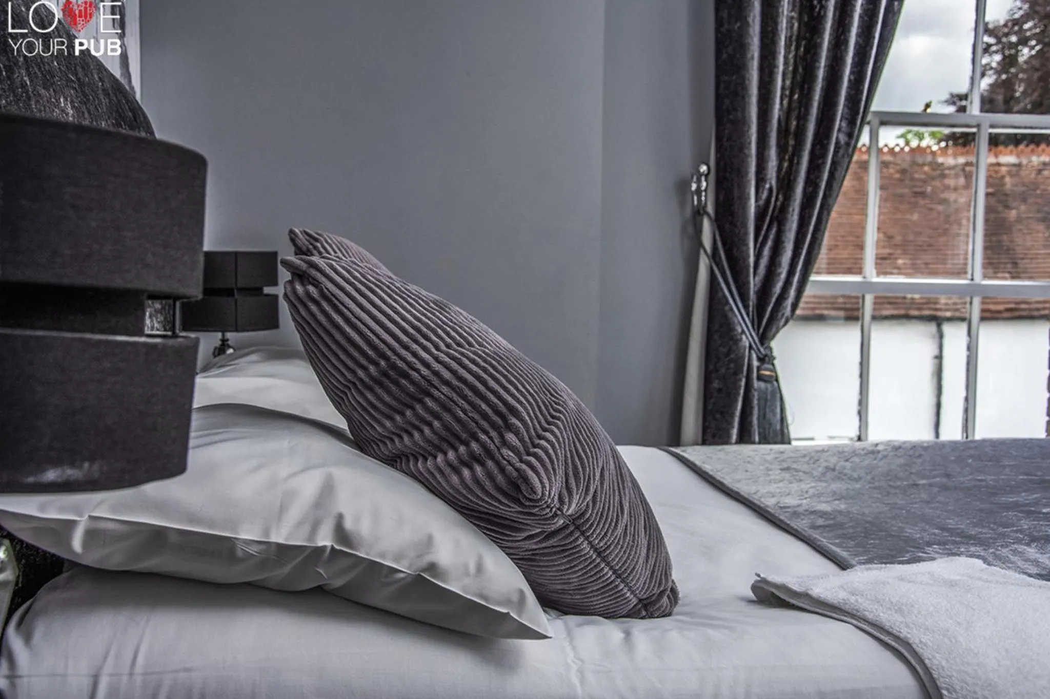 Bedroom, Bed in The Robin Hood Inn