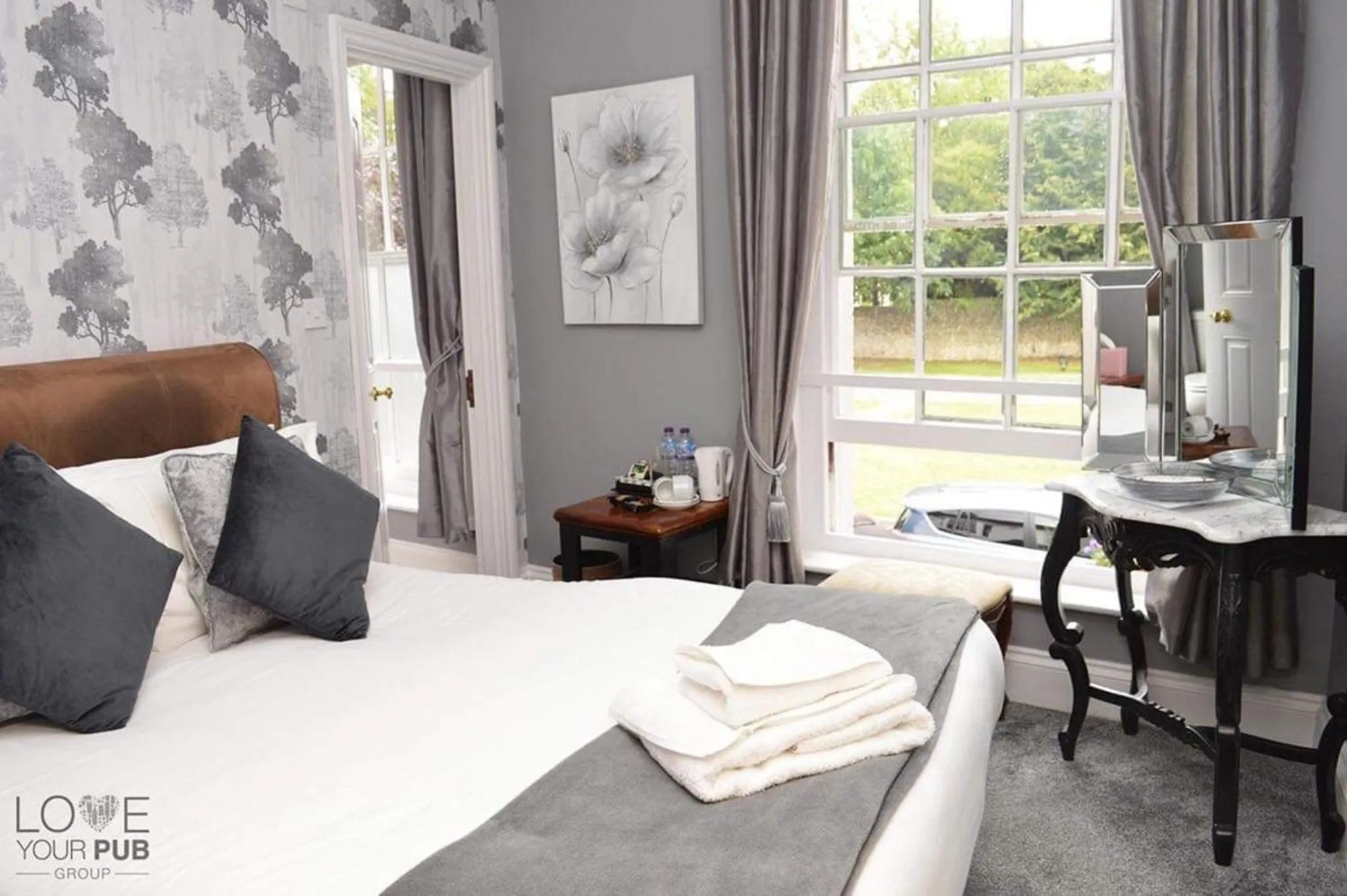 Bedroom, Bed in The Robin Hood Inn