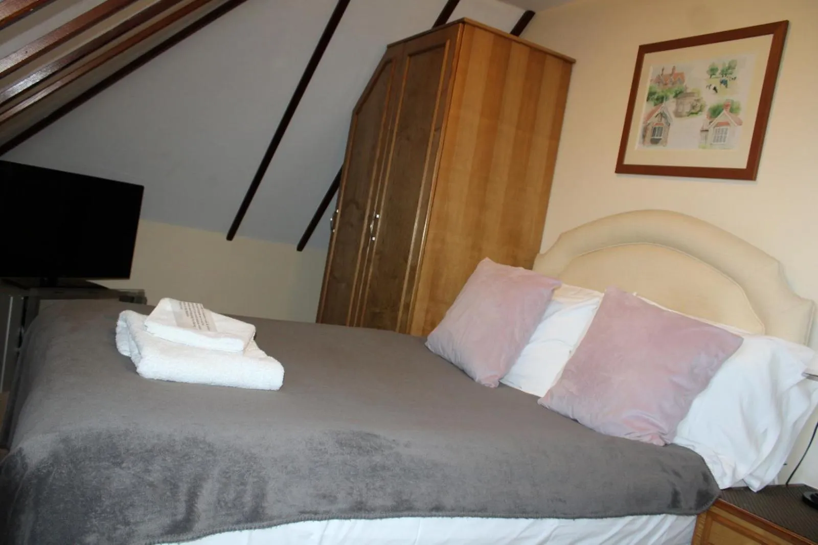 Bedroom, Bed in The Trooper Inn