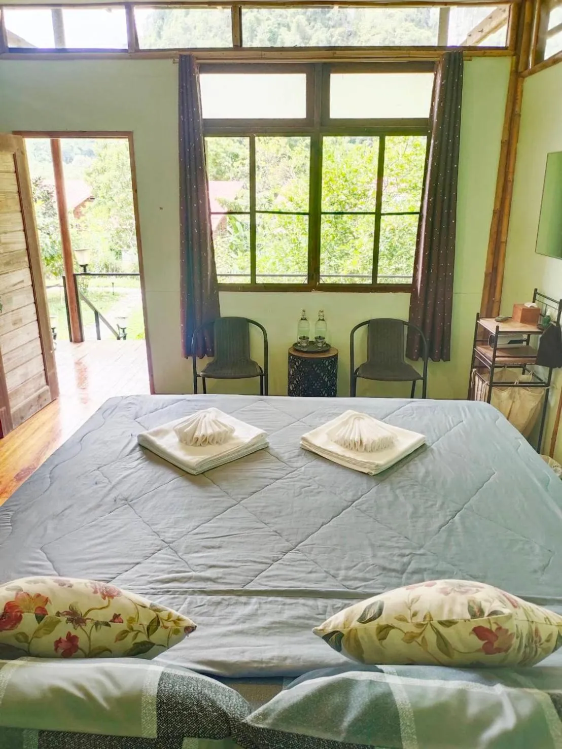 Photo of the whole room, Bed in Bansuanphutarn