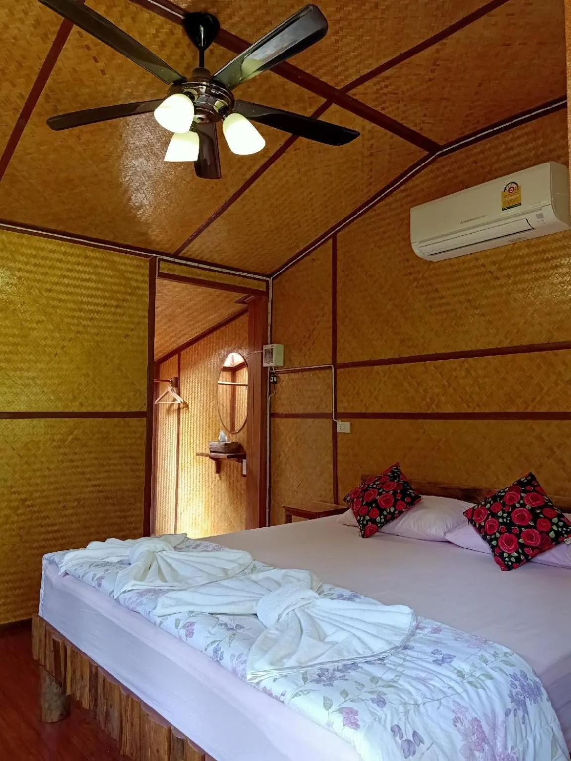 Photo of the whole room, Bed in Bansuanphutarn