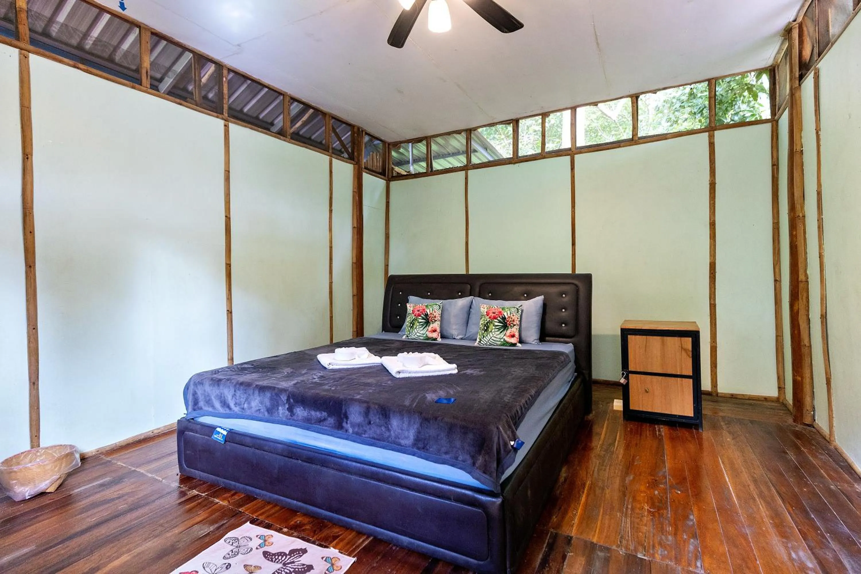 Photo of the whole room, Bed in Bansuanphutarn