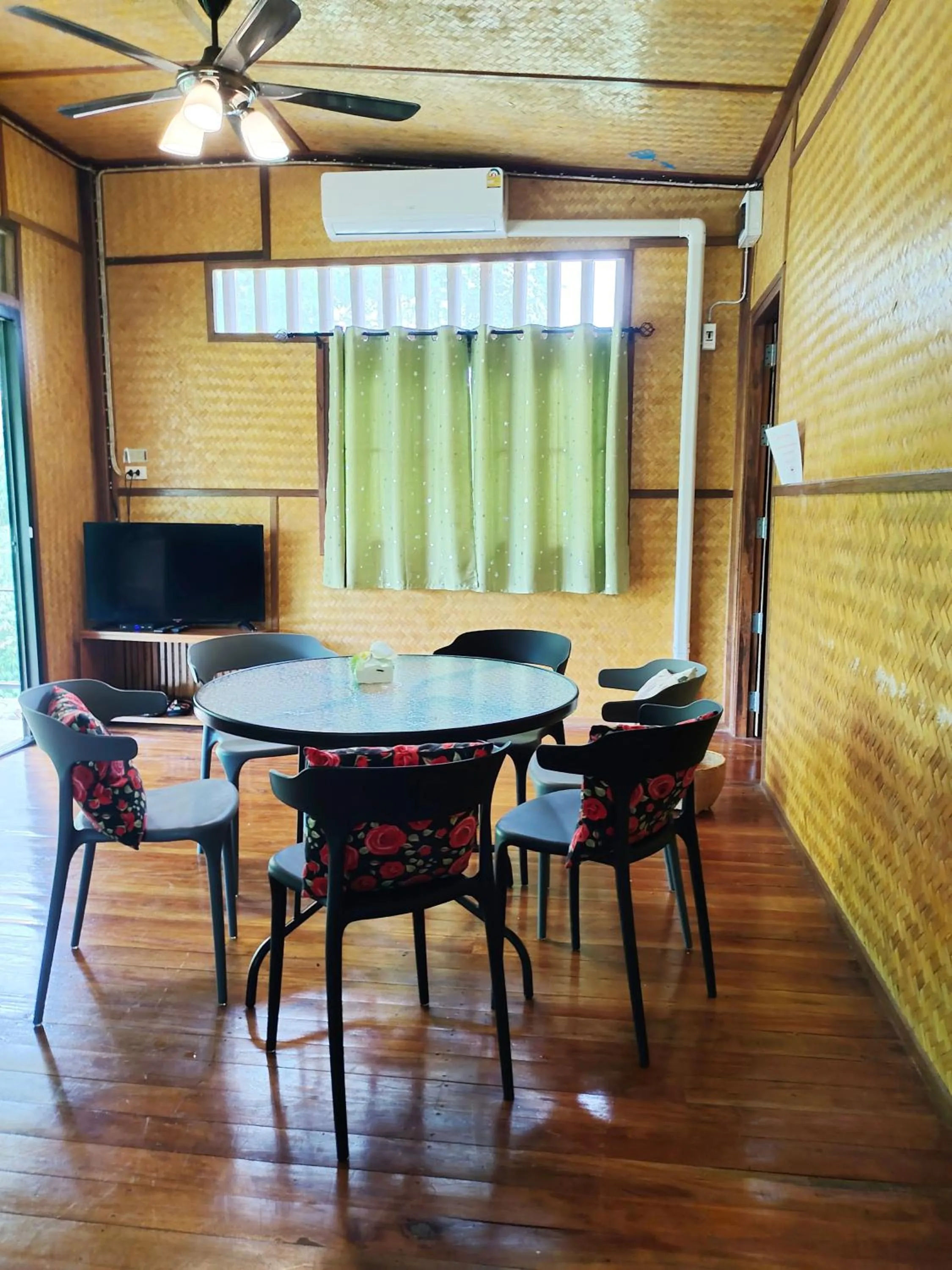 Seating area in Bansuanphutarn