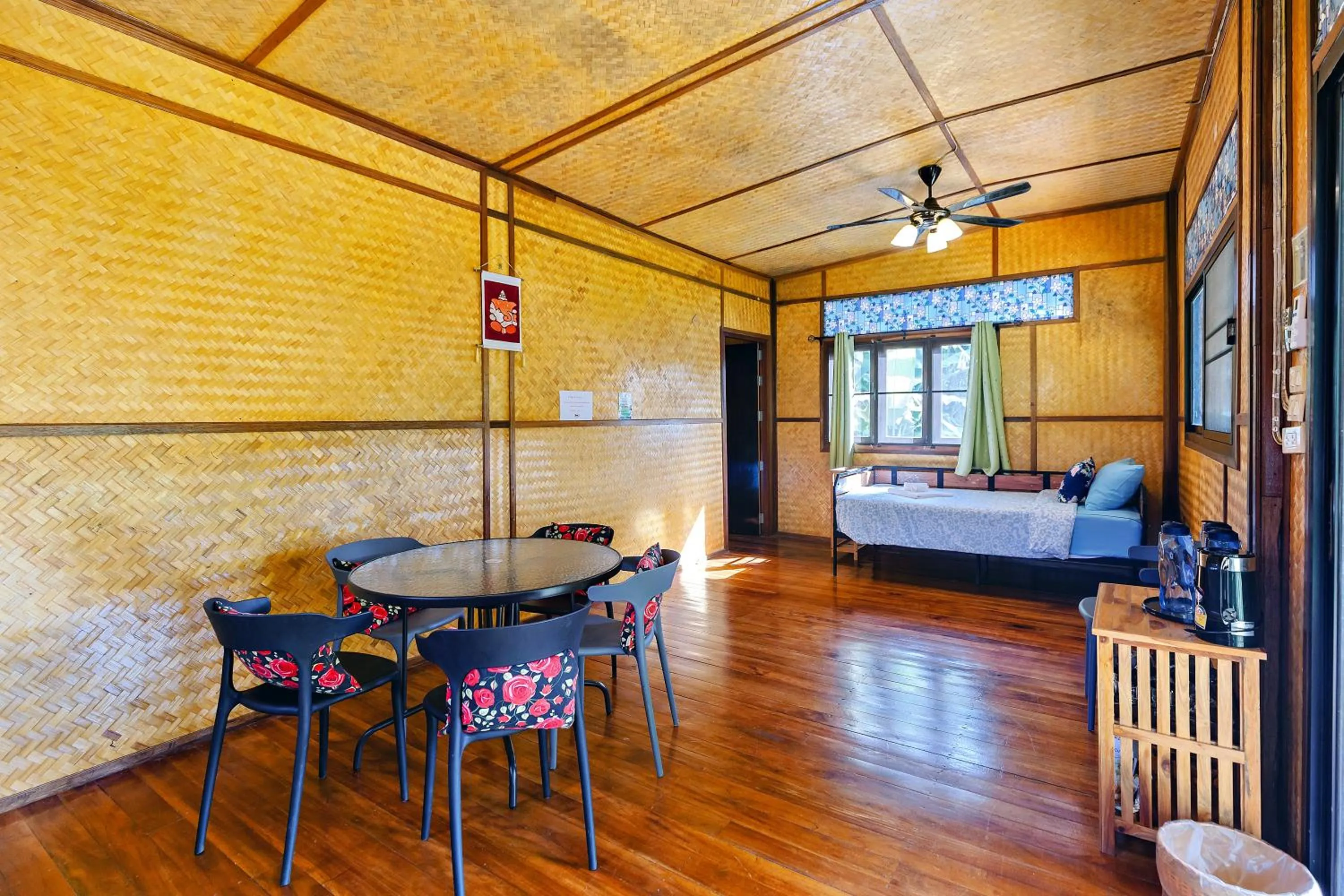 Living room, Bed in Bansuanphutarn