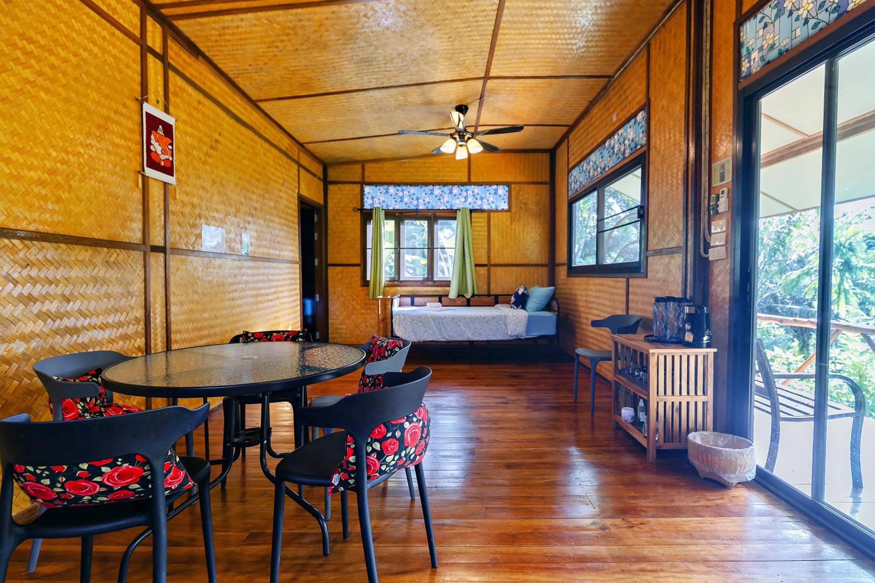 Photo of the whole room, Bed in Bansuanphutarn