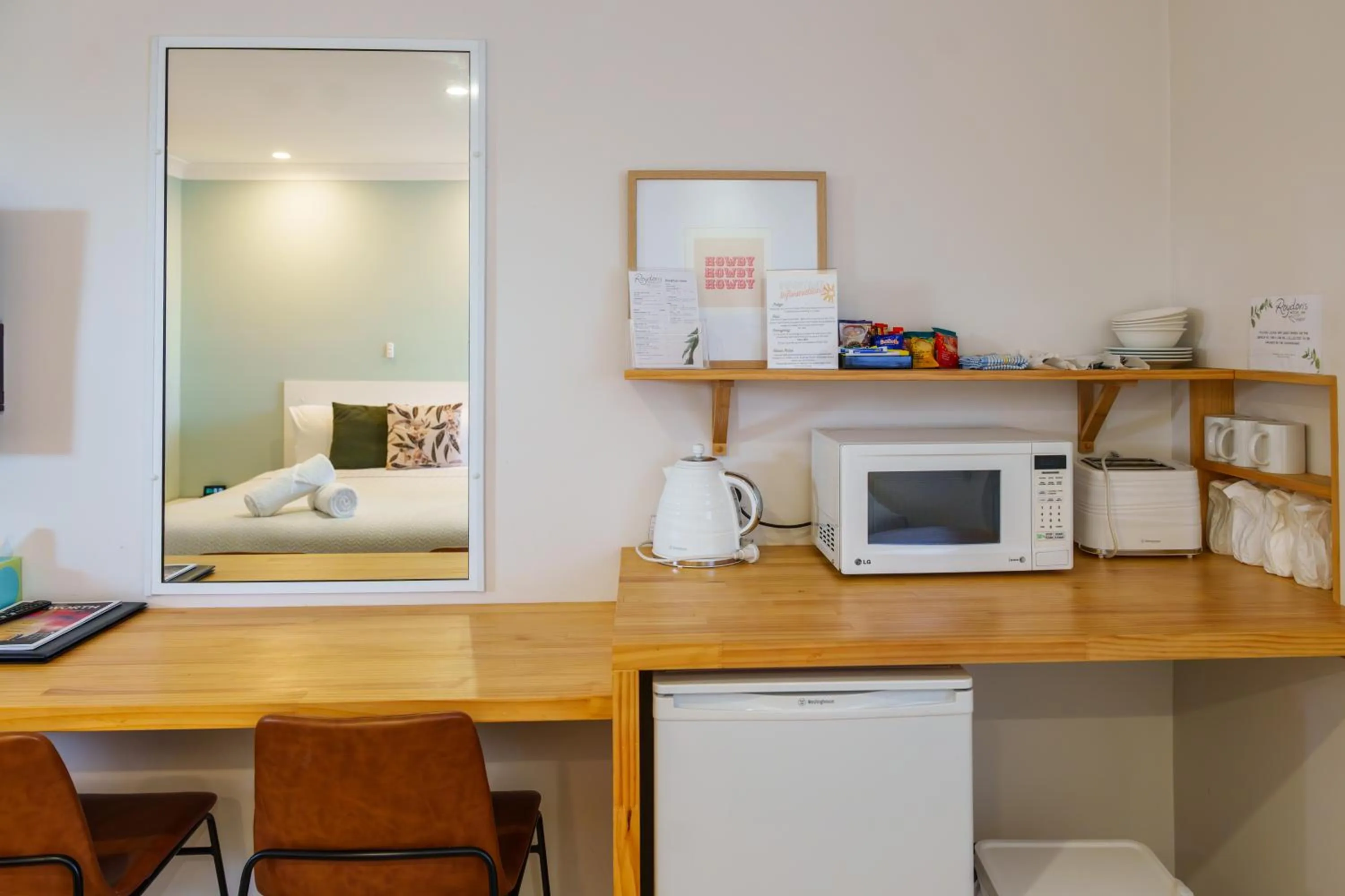 Kitchen or kitchenette, Bed in Roydons Motor Inn