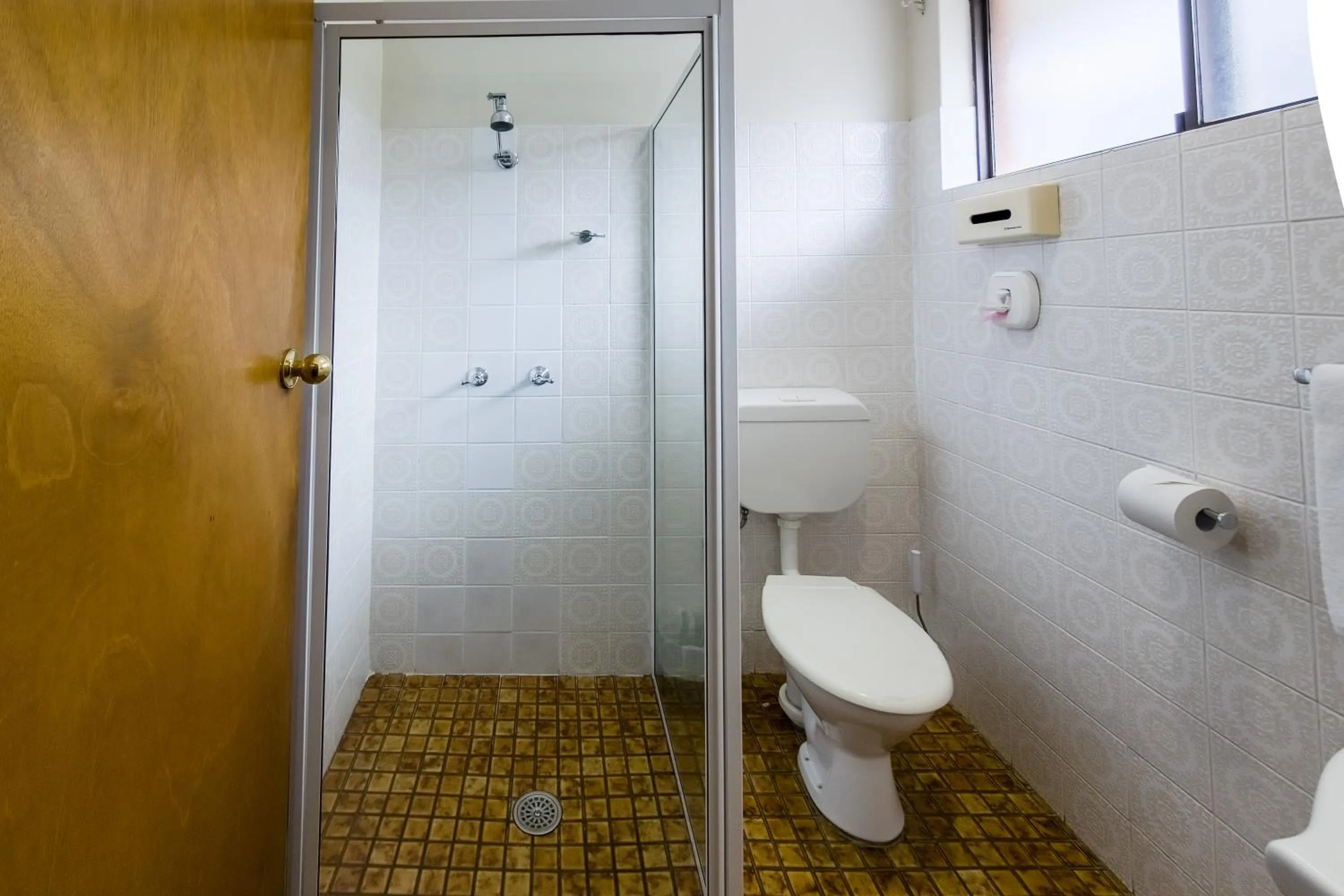 Bathroom in Roydons Motor Inn