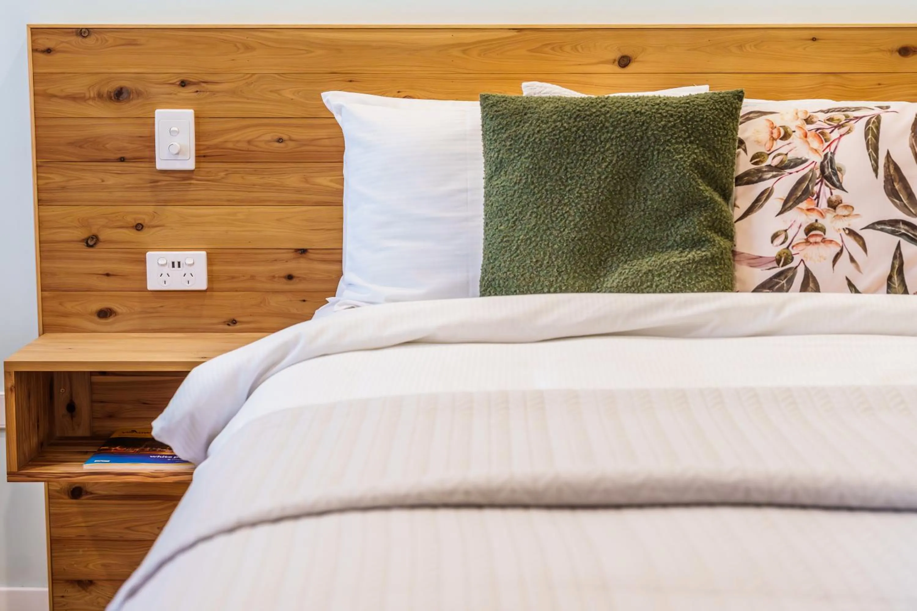 Bed in Roydons Motor Inn