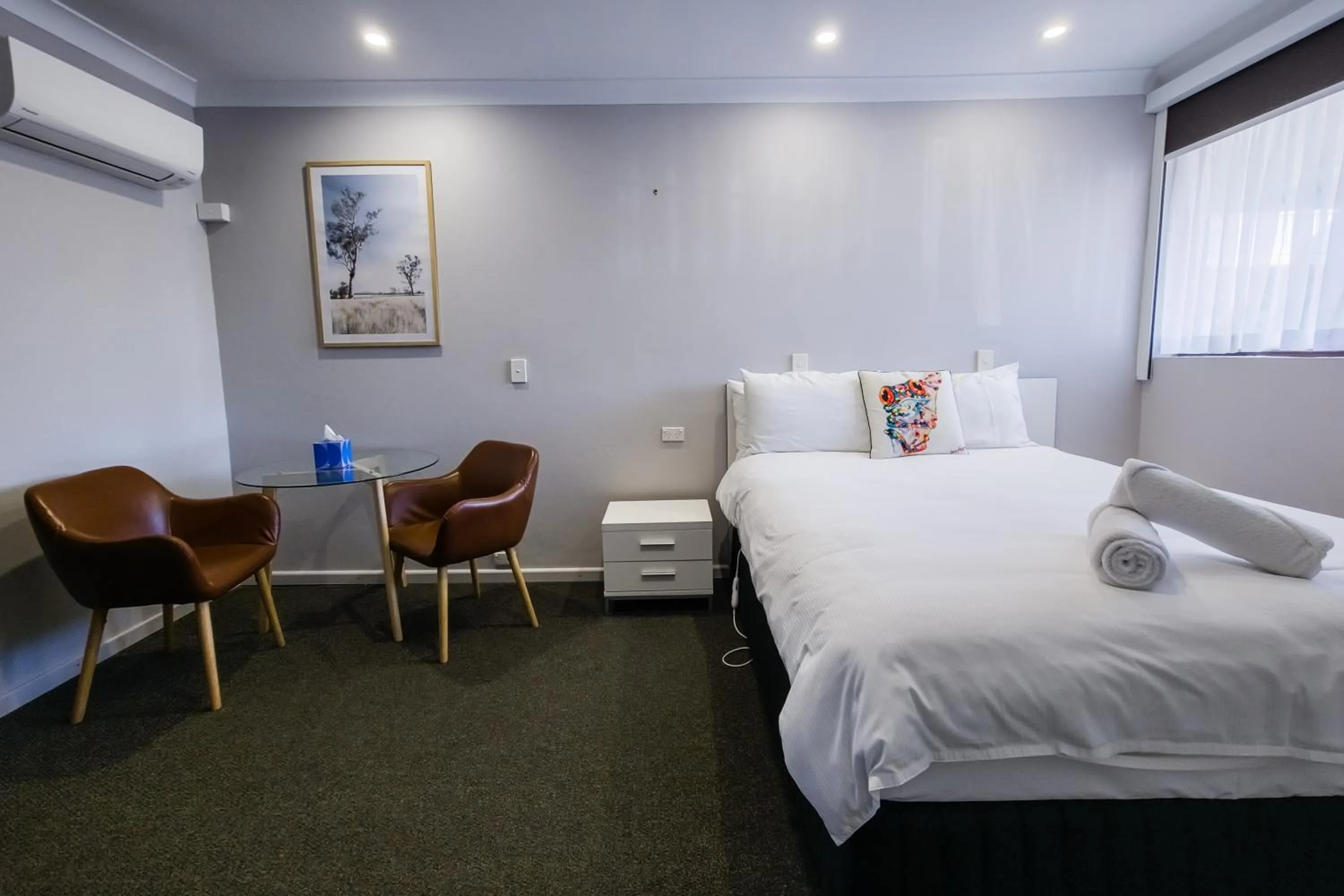 Photo of the whole room, Bed in Roydons Motor Inn